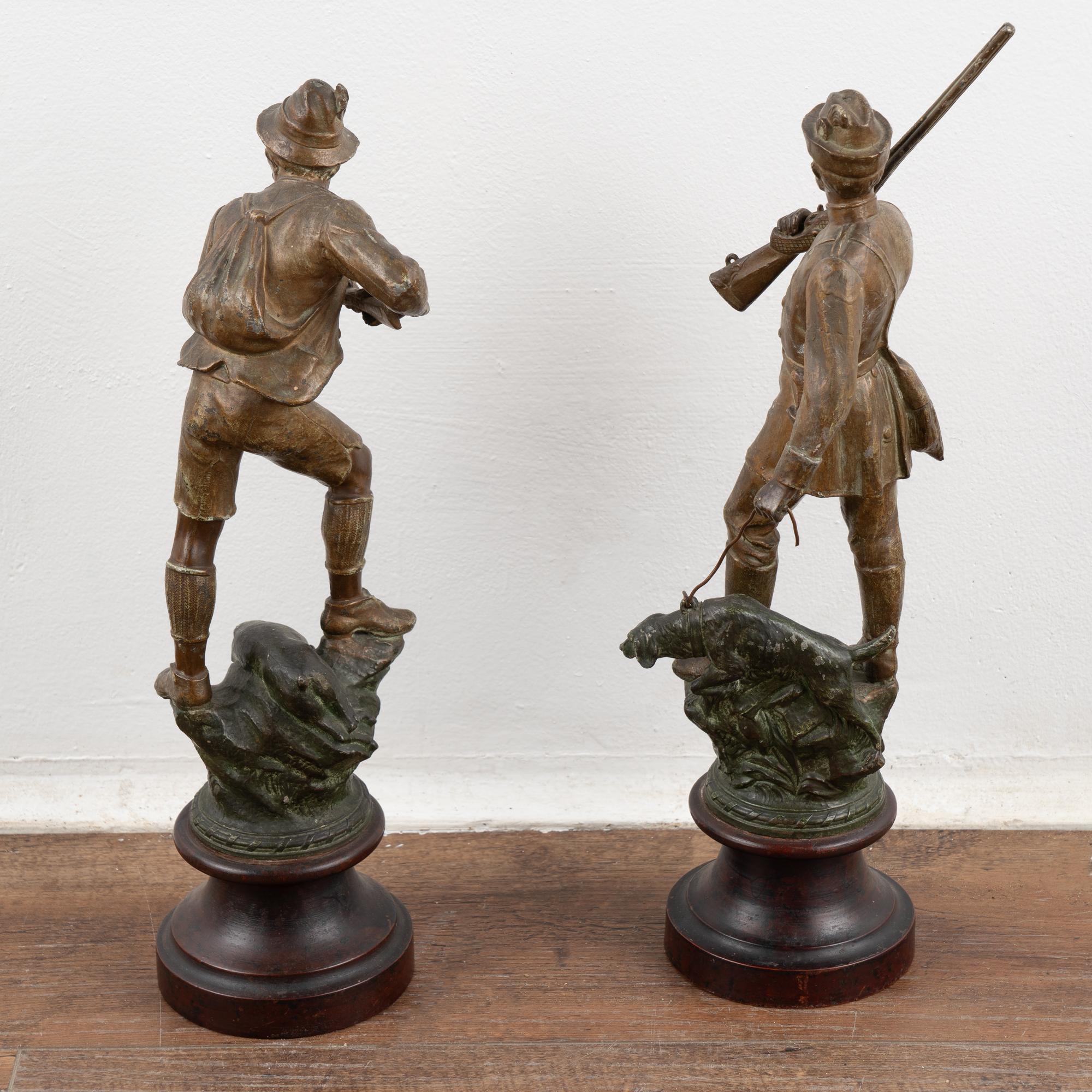 Bronze Paire de petites statues de chasseurs en bronze, Danemark vers 1900 en vente
