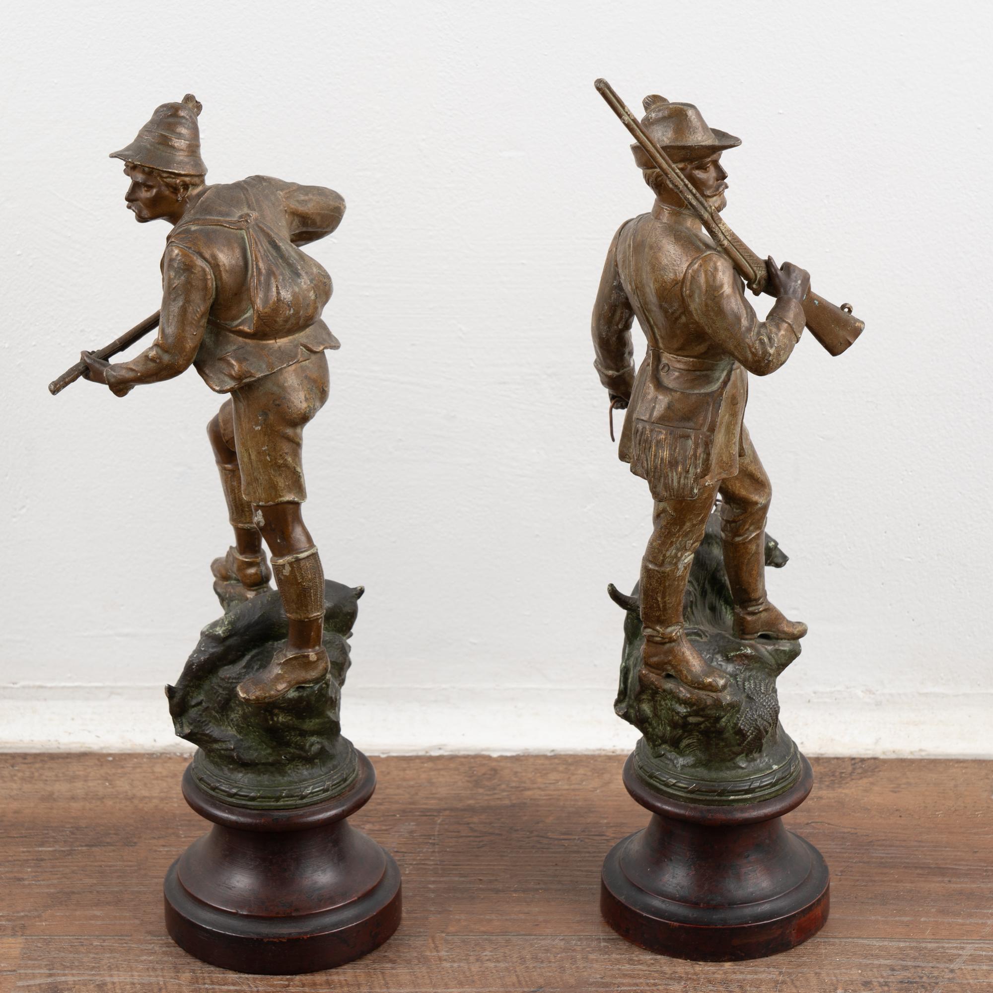 Paire de petites statues de chasseurs en bronze, Danemark vers 1900 en vente 1