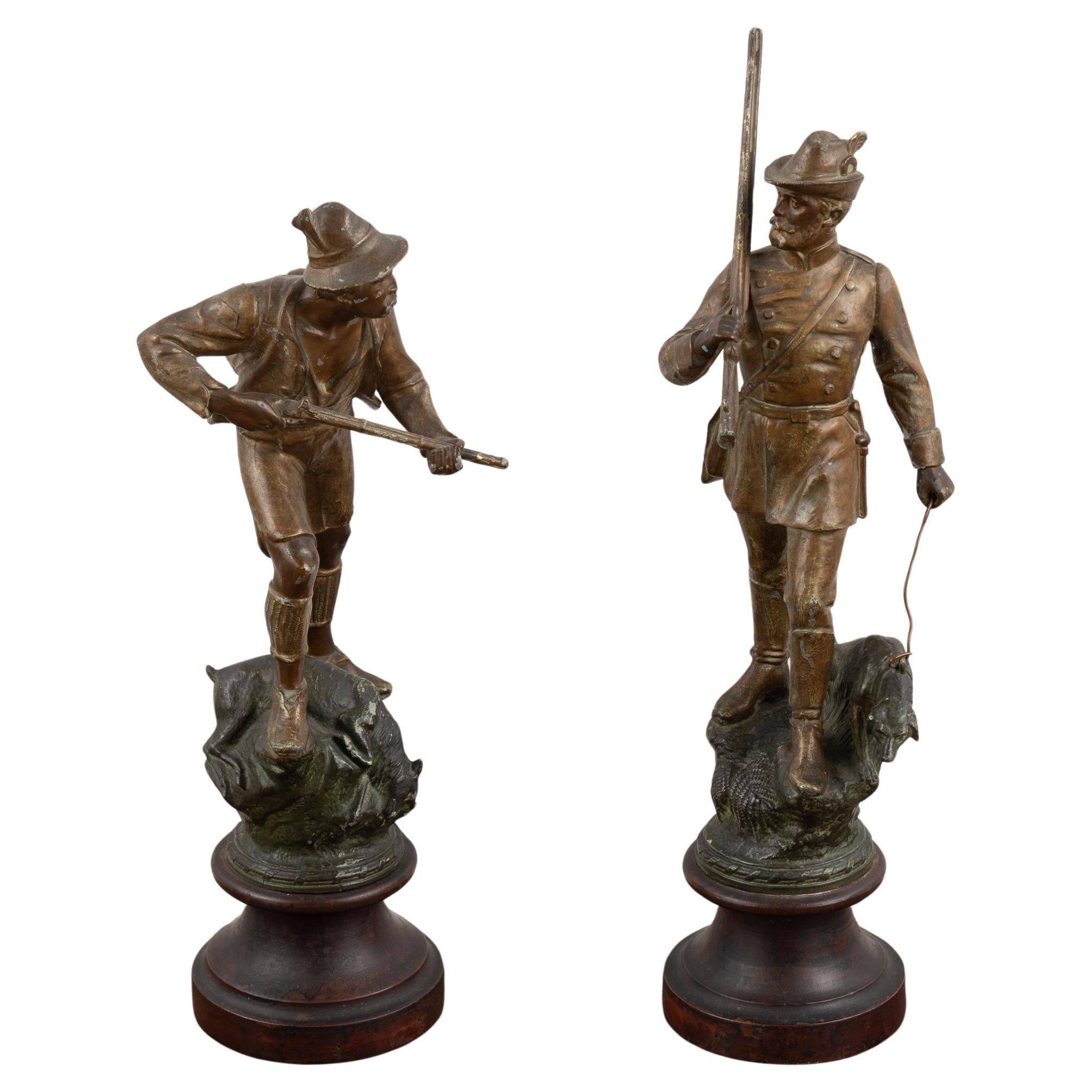 Paire de petites statues de chasseurs en bronze, Danemark vers 1900 en vente