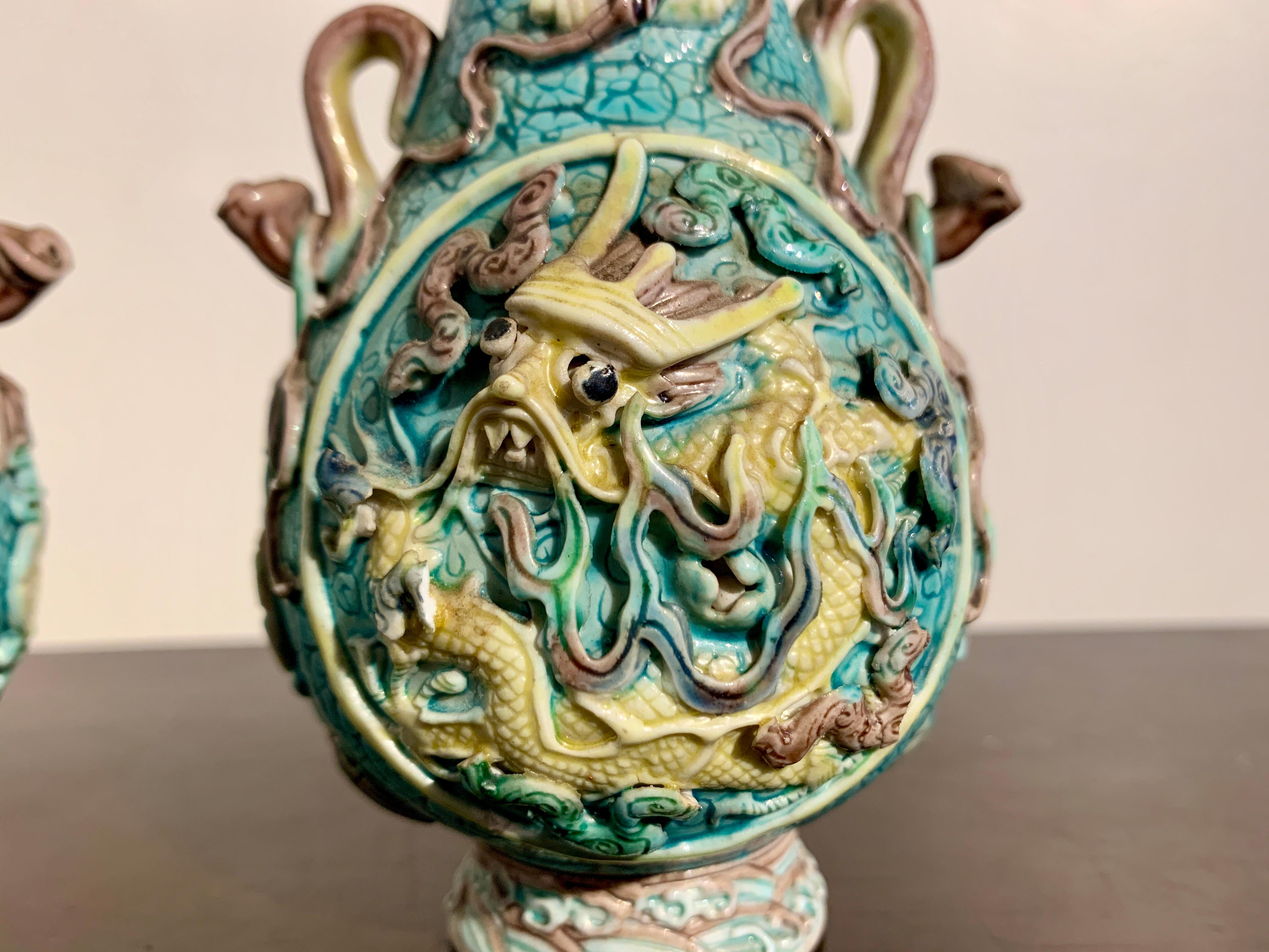 Paire de petits vases chinois en forme de dragon, en porcelaine moulée et émaillée, période de la République en vente 2