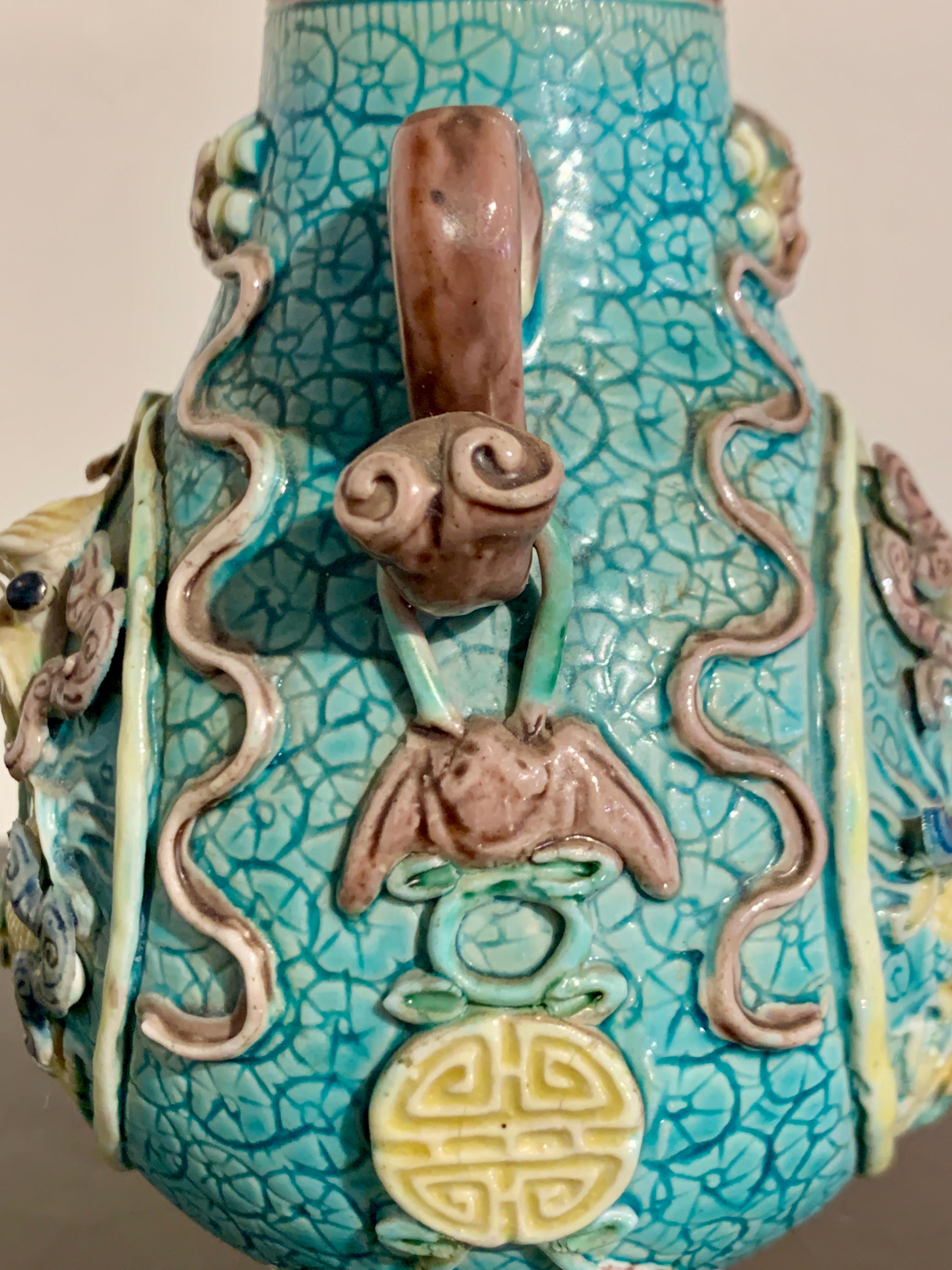 Paire de petits vases chinois en forme de dragon, en porcelaine moulée et émaillée, période de la République en vente 3