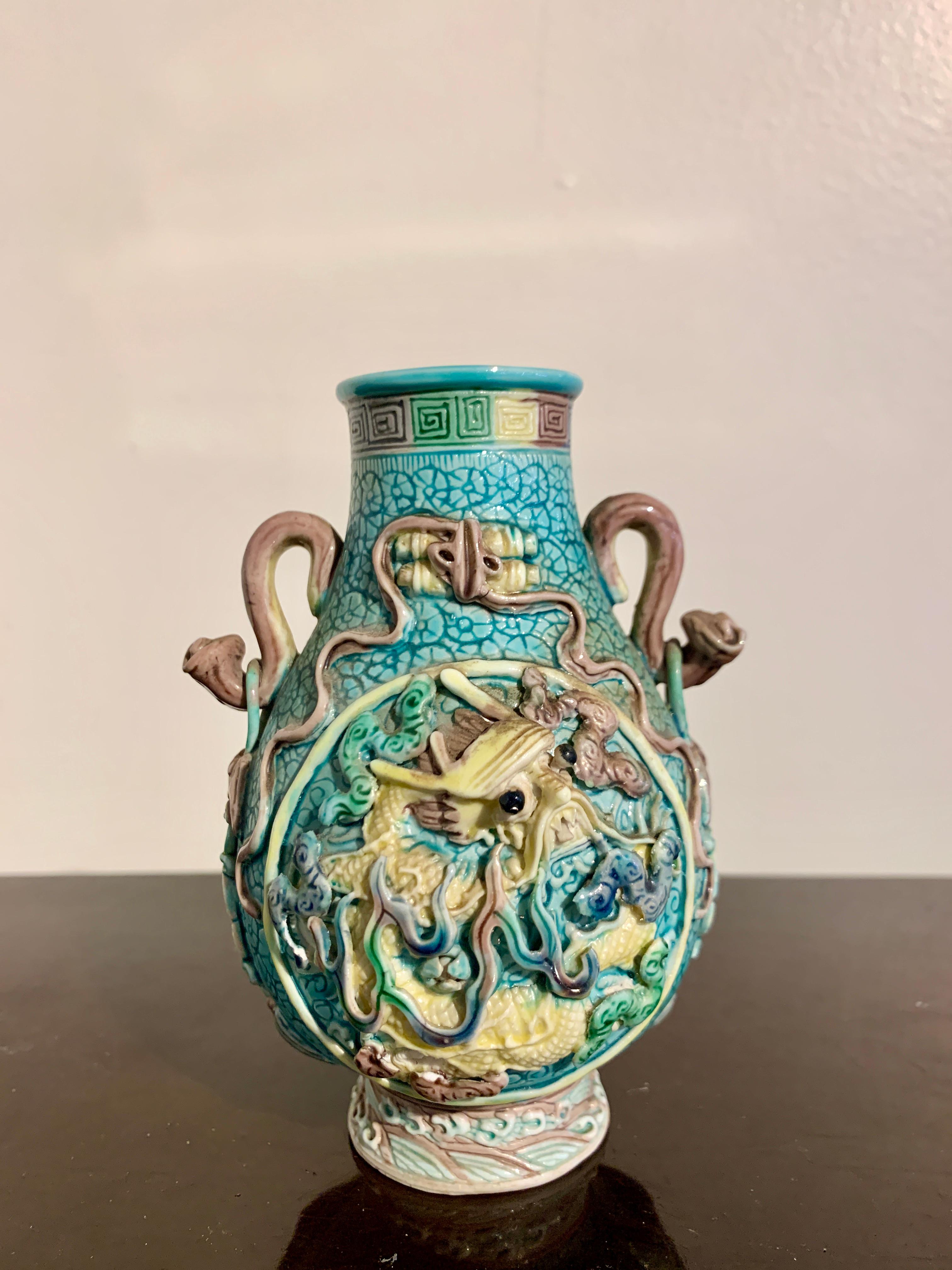 Paire de petits vases chinois en forme de dragon, en porcelaine moulée et émaillée, période de la République en vente 4