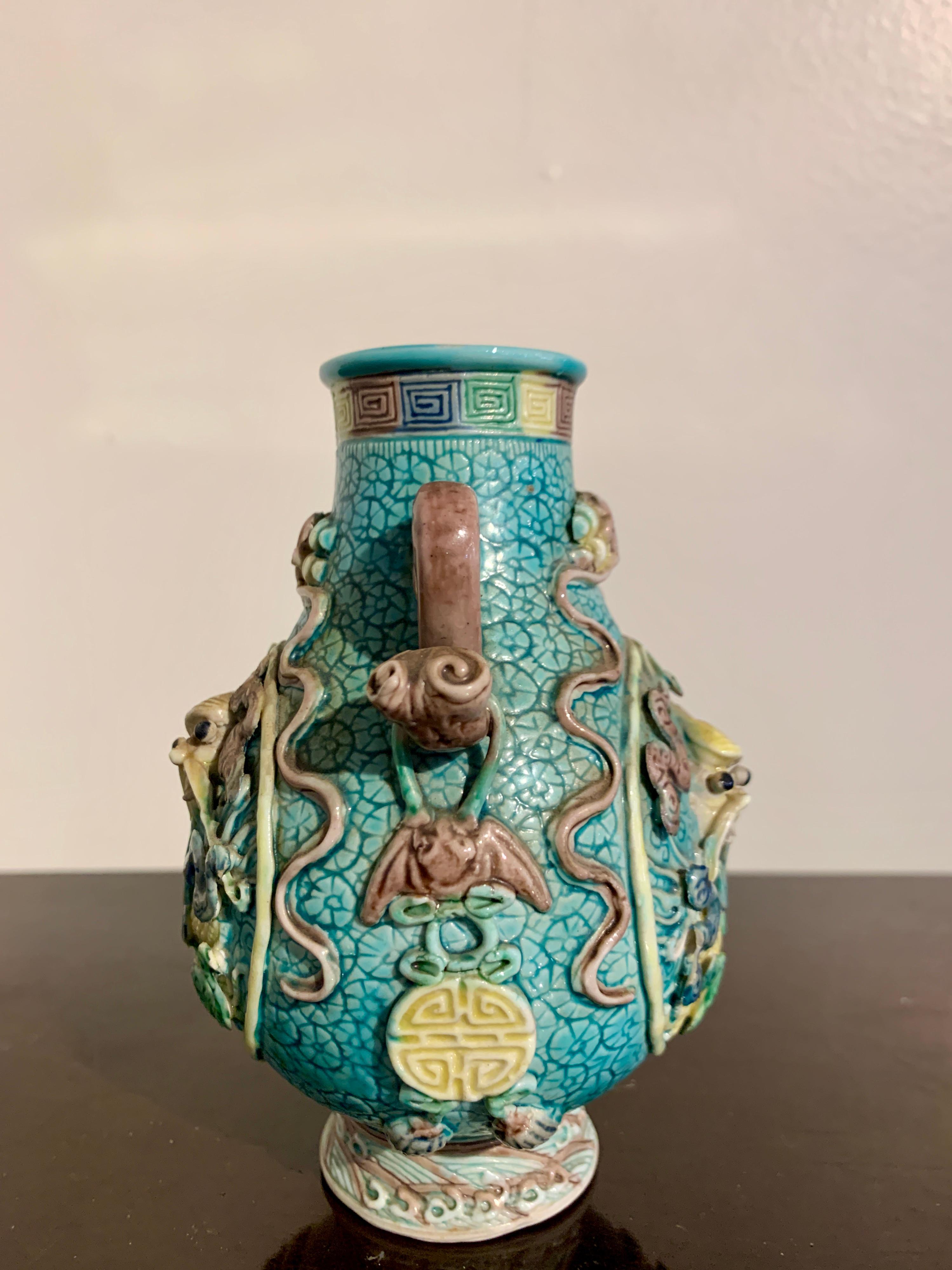 Paire de petits vases chinois en forme de dragon, en porcelaine moulée et émaillée, période de la République en vente 5