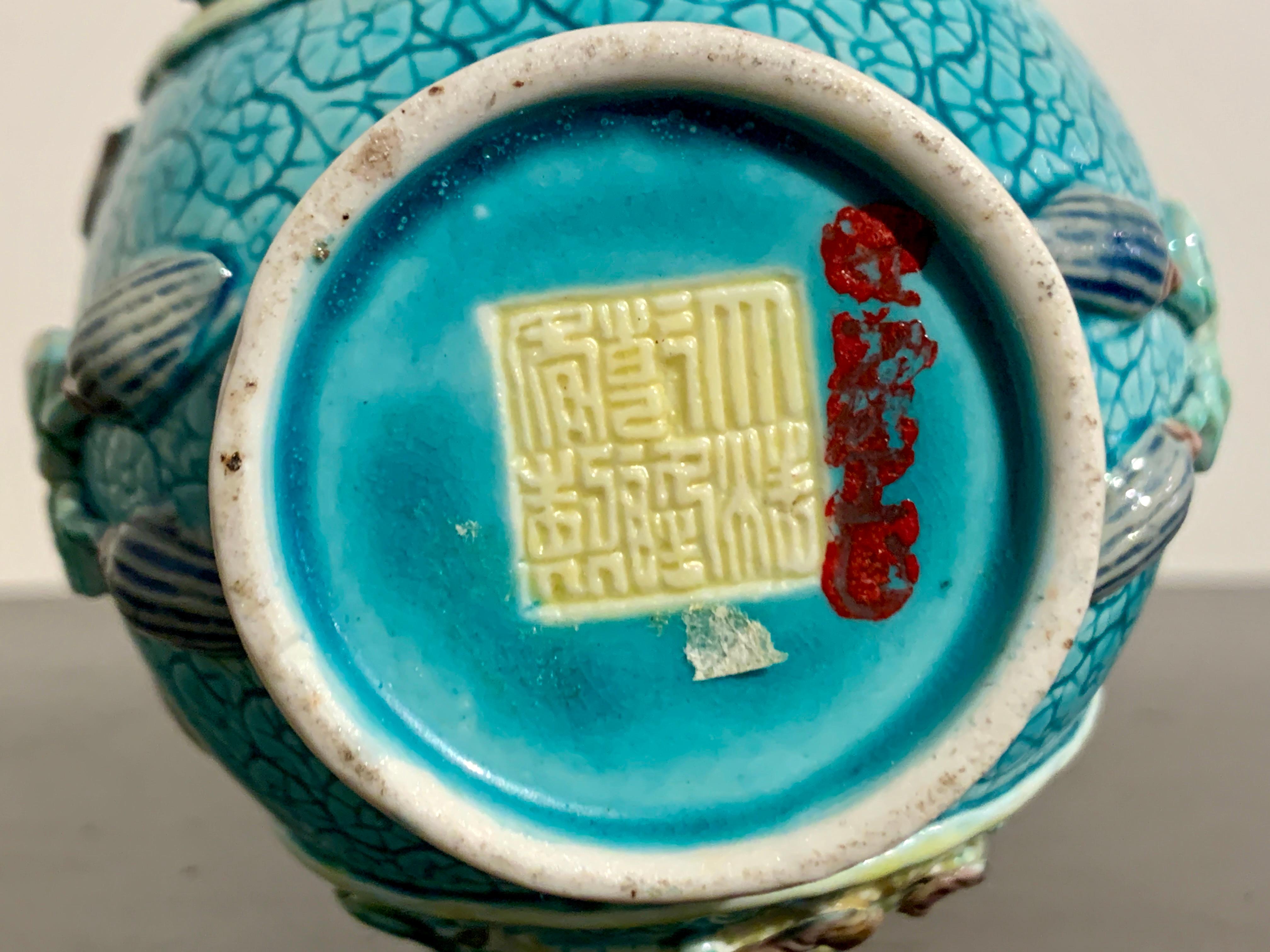 Paire de petits vases chinois en forme de dragon, en porcelaine moulée et émaillée, période de la République en vente 7