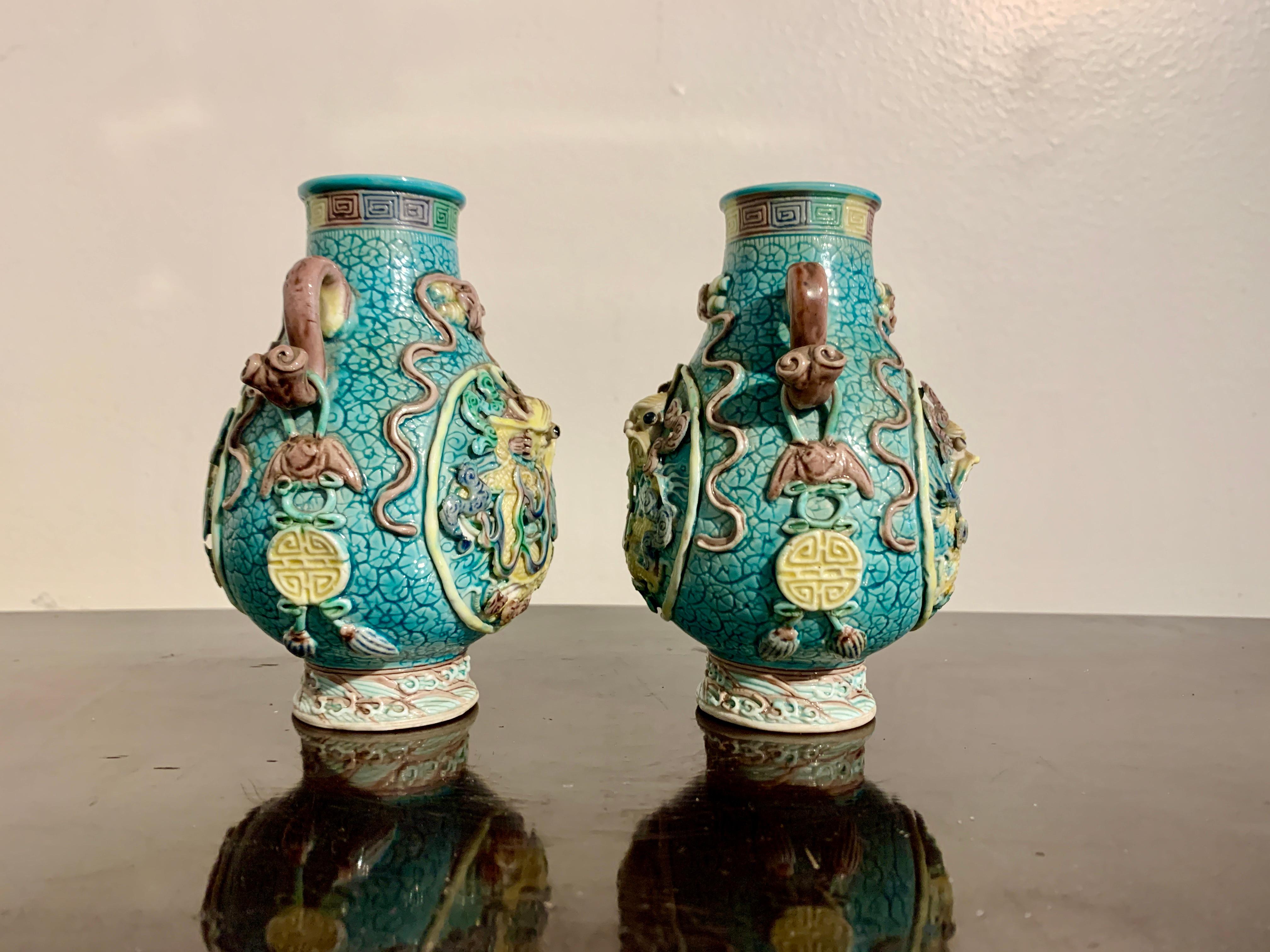 Qing Paire de petits vases chinois en forme de dragon, en porcelaine moulée et émaillée, période de la République en vente