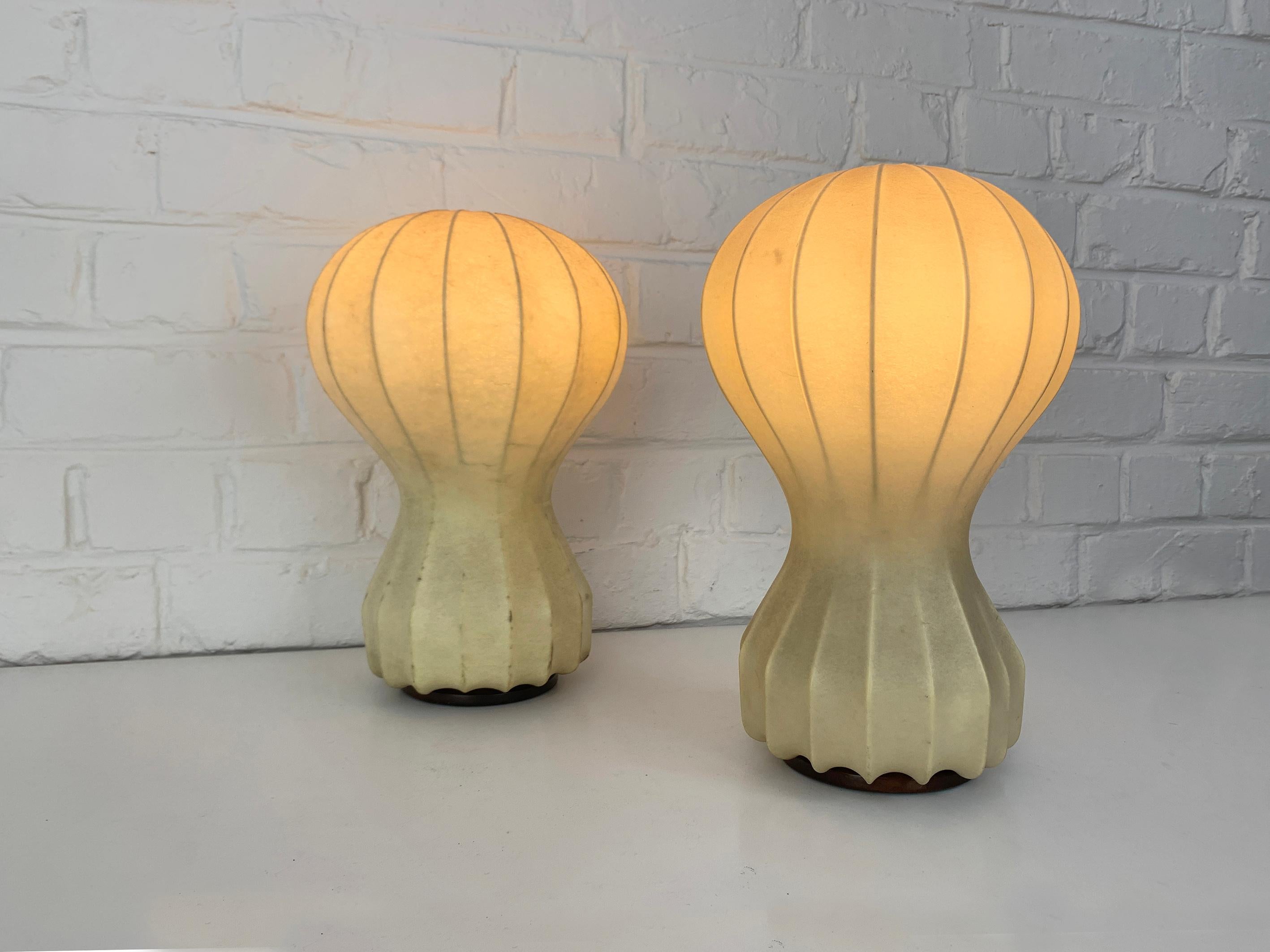 Pair of small cocoon Table Lamps, model Gatto Piccolo. Design by Achille & Pier Castiglioni for Flos, Italy in 1960. Made in the 1960s or 1970s. Both are signed. A great example of mid-century modern lighting design.

A thin steel framework covered