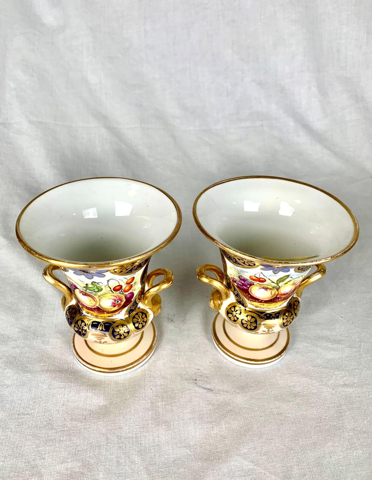 Paar kleine englische Porzellanvasen Handgemaltes Obst mit vergoldetem Dekor (Handbemalt) im Angebot