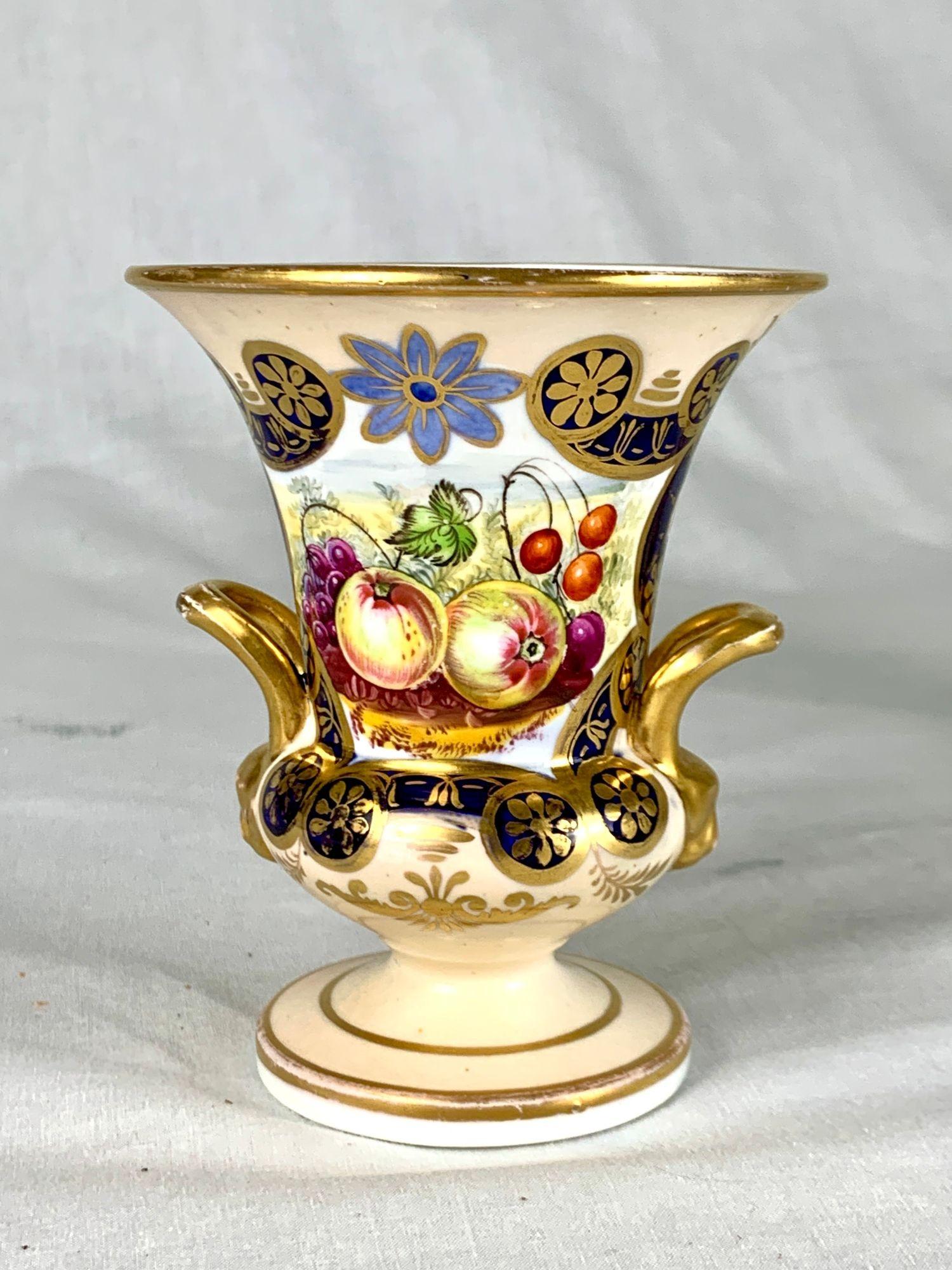 Paar kleine englische Porzellanvasen Handgemaltes Obst mit vergoldetem Dekor im Zustand „Hervorragend“ im Angebot in Katonah, NY