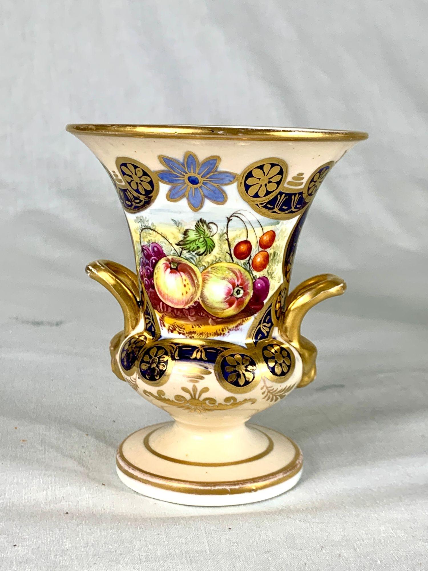 Paar kleine englische Porzellanvasen Handgemaltes Obst mit vergoldetem Dekor (19. Jahrhundert) im Angebot