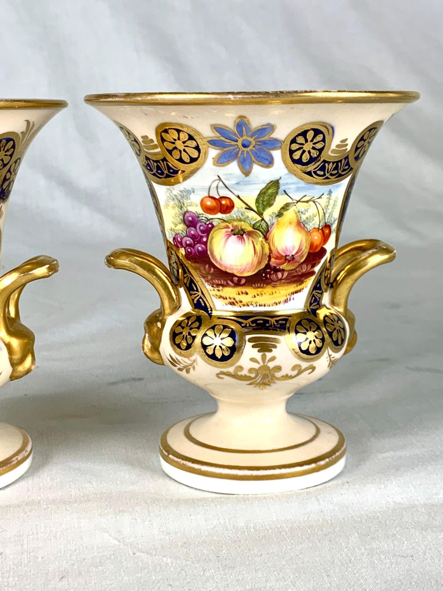 Paar kleine englische Porzellanvasen Handgemaltes Obst mit vergoldetem Dekor im Angebot 1