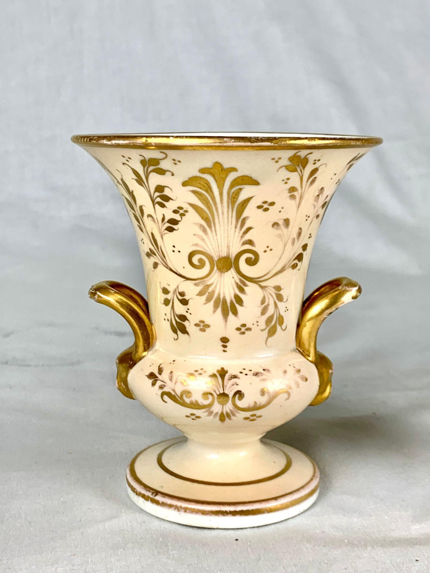 Paar kleine englische Porzellanvasen Handgemaltes Obst mit vergoldetem Dekor im Angebot 2