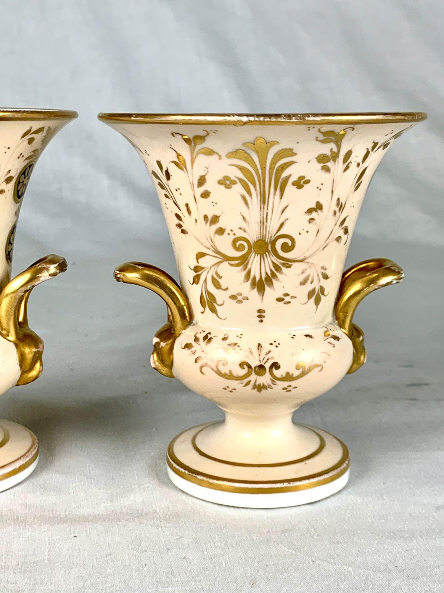 Paar kleine englische Porzellanvasen Handgemaltes Obst mit vergoldetem Dekor im Angebot 3