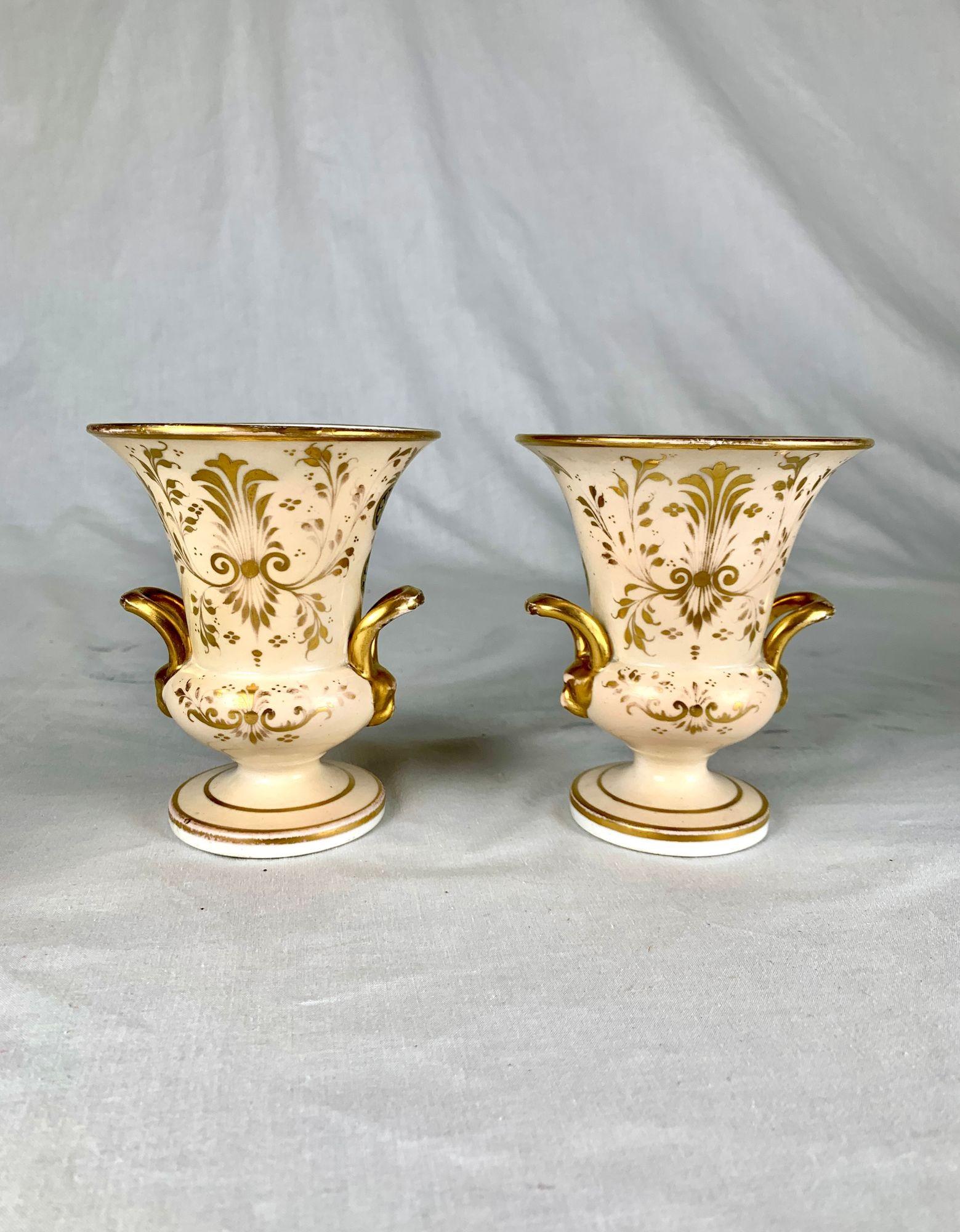 Paar kleine englische Porzellanvasen Handgemaltes Obst mit vergoldetem Dekor im Angebot 4