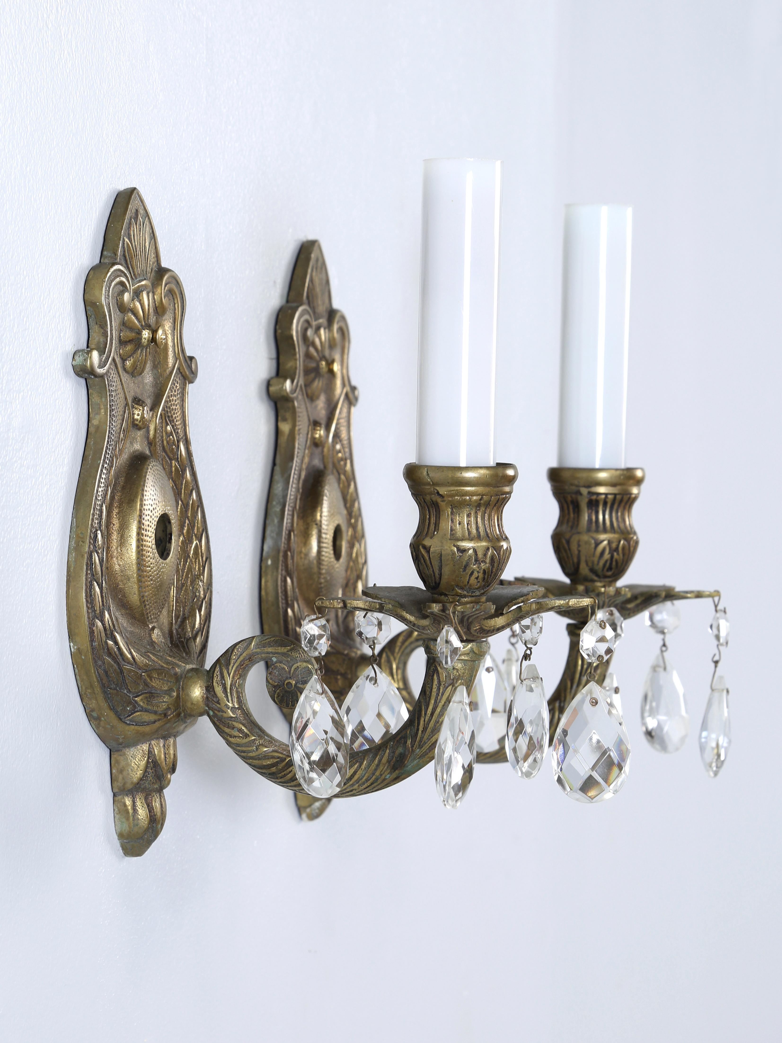 Espagnol Paire d'appliques en laiton massif fabriquées à la main, enlevées d'une maison historique de 1908. en vente
