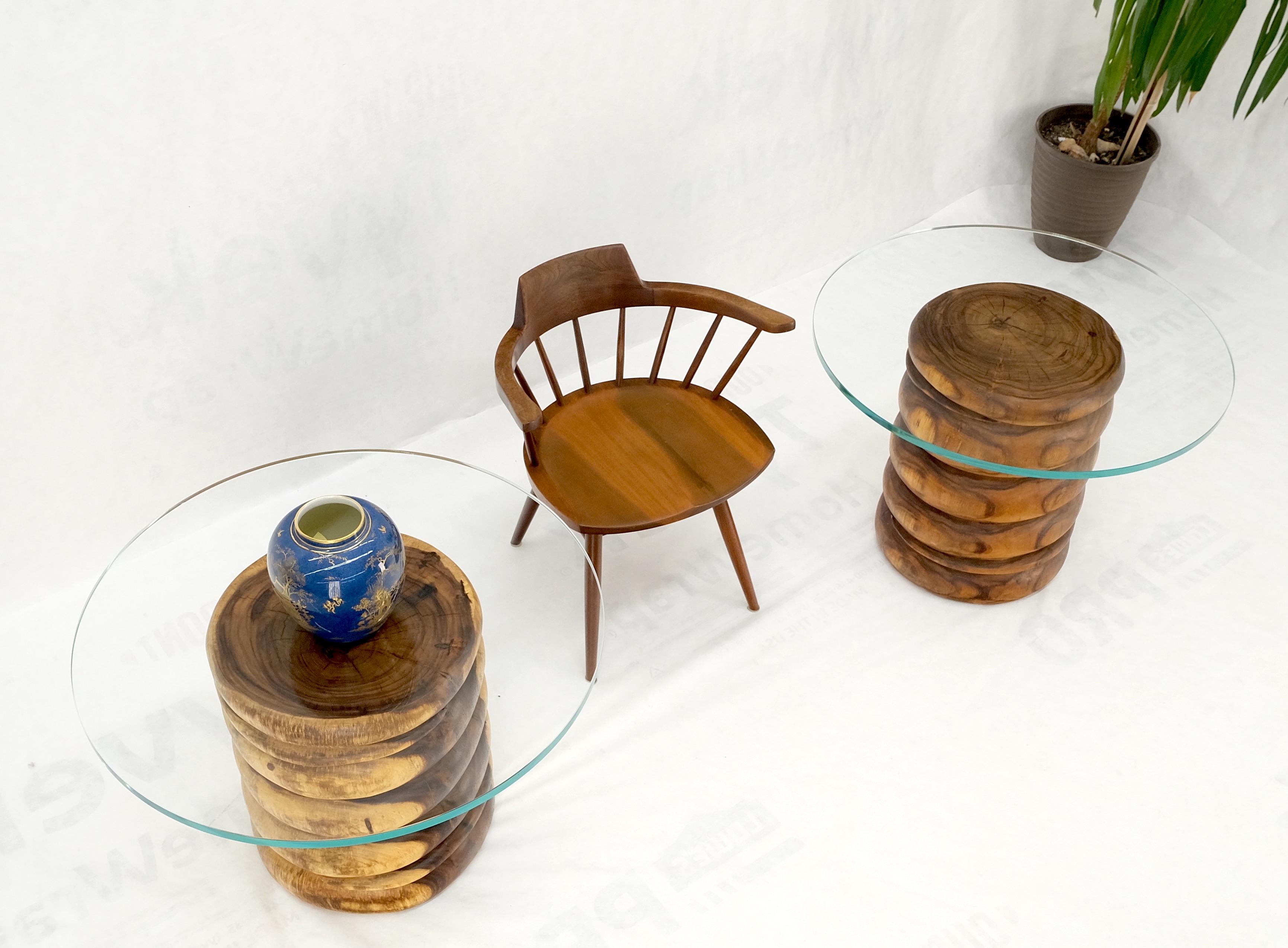 Paire de supports de tables d'appoint en bois massif sculpté en forme de cylindre avec base en verre en vente 8