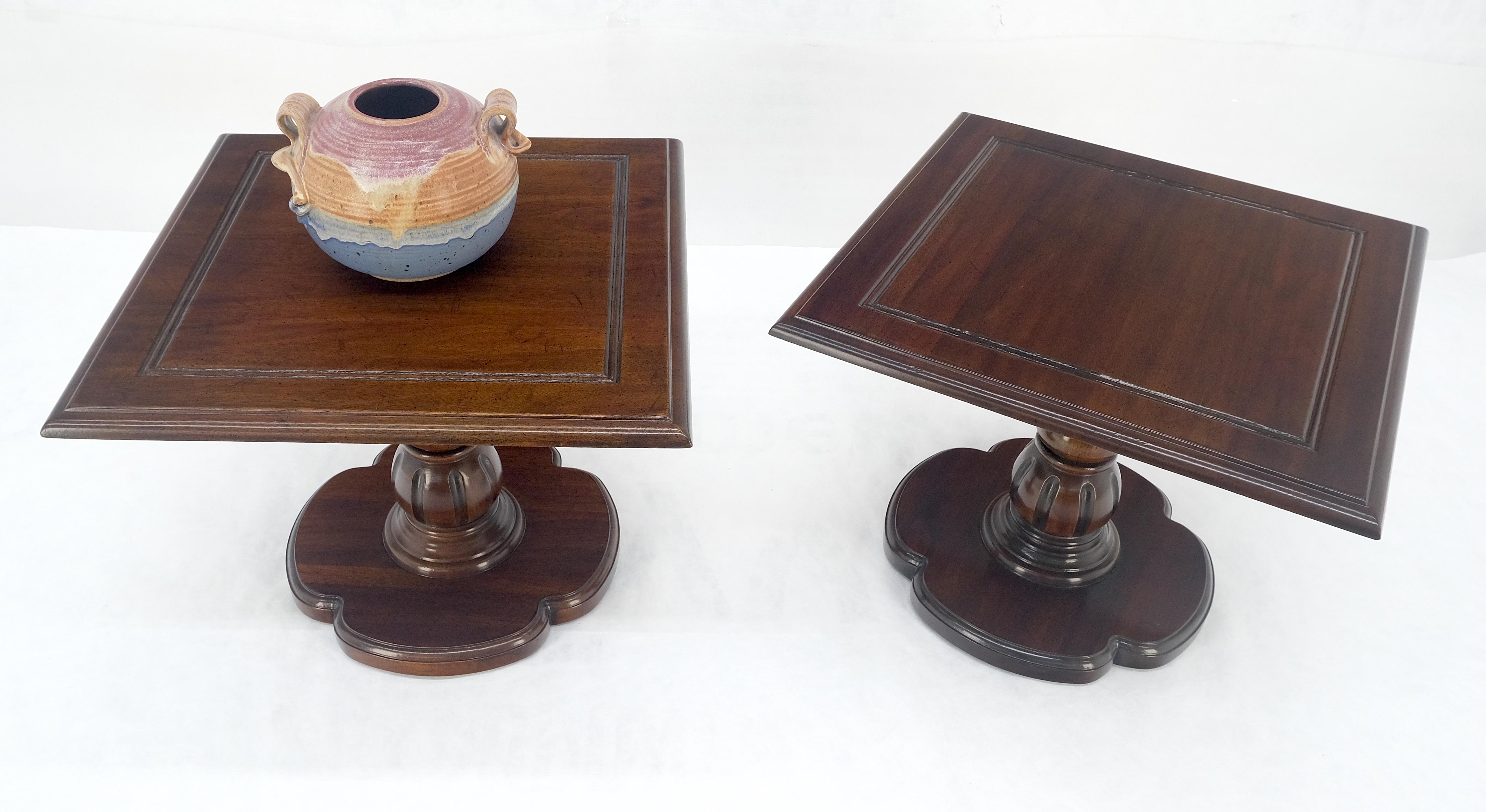 Pair Solid Cherry Dark Espresso Clover Base 21x21 Square Top Side End Lamp Table In Good Condition For Sale In Rockaway, NJ