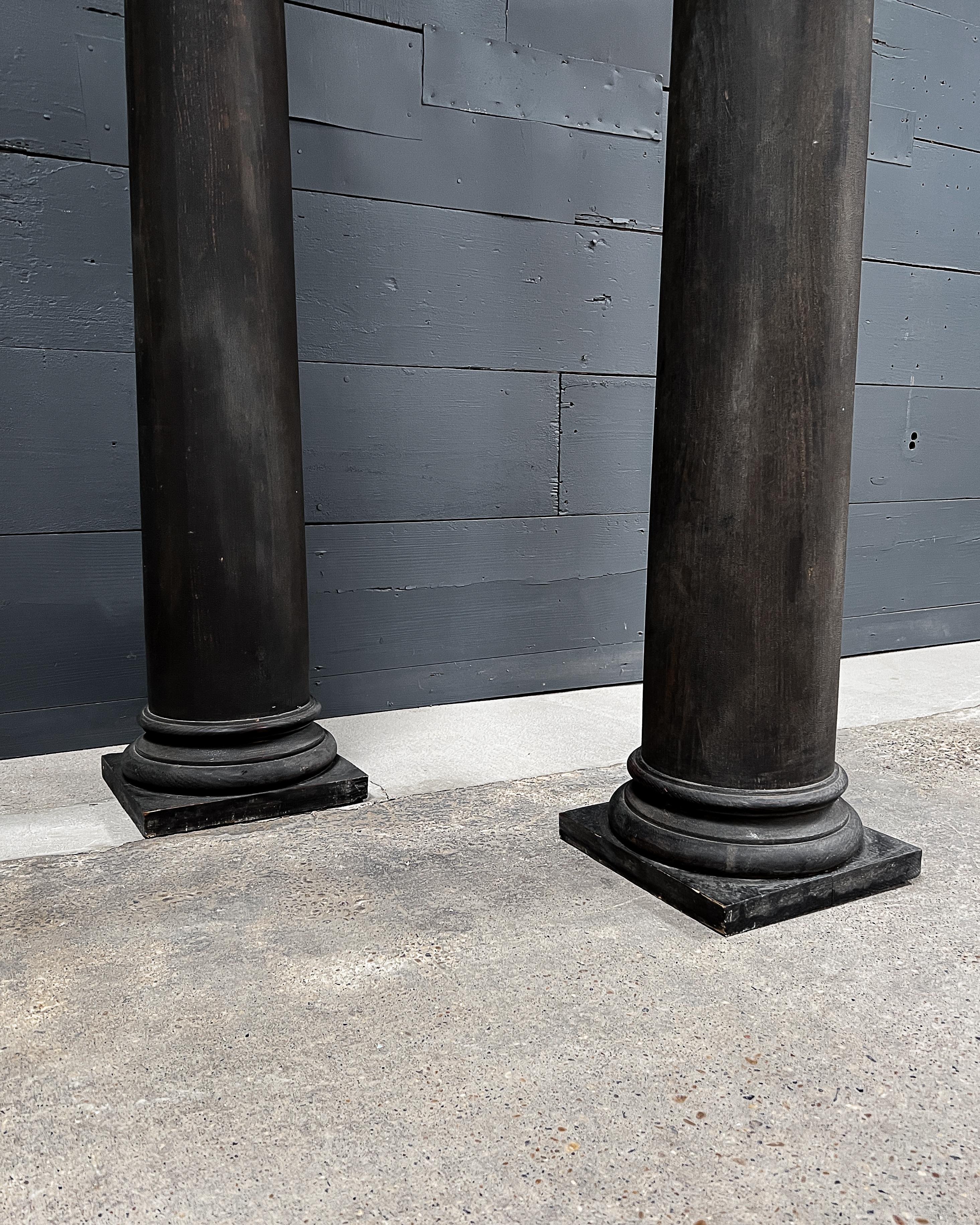 (Paar) Solide, wiederaufbereitete ionische Säulen (19. Jahrhundert) im Angebot