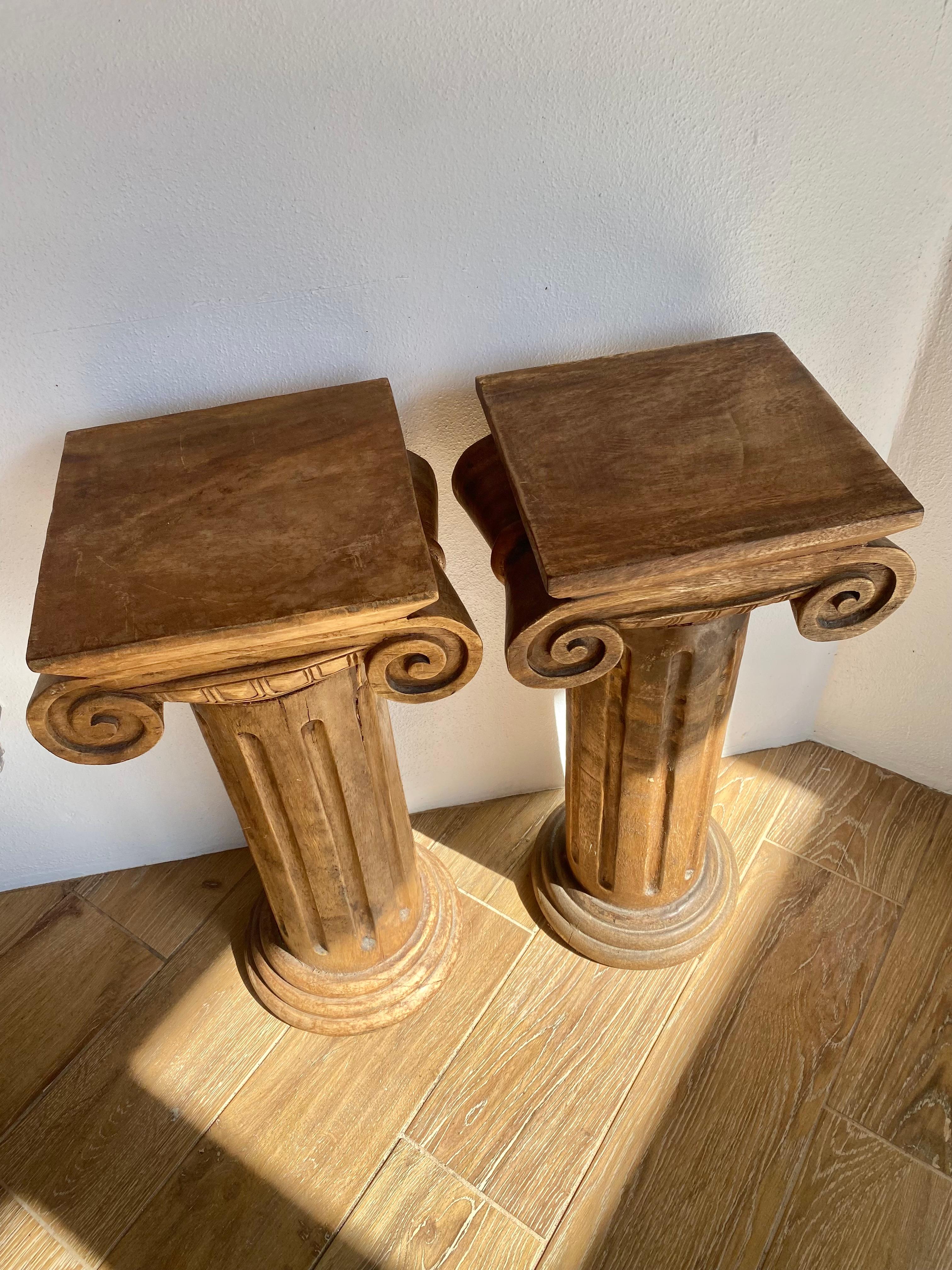 Par de Pedestales de Columna Jónica de Madera Maciza Tallada en venta 3