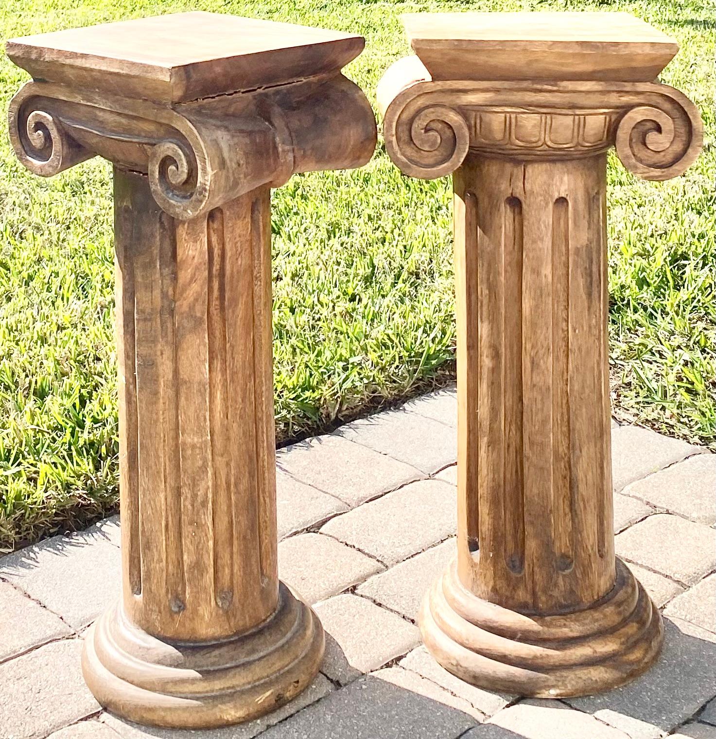 Pareja de mesas auxiliares/pedestales de columna jónica de madera pesada. Totalmente tallado a mano en madera; súper sólido y resistente.

Nos encanta el aire posmoderno de estas columnas. Tienen un aire lúdico en la línea de las piezas de Michael