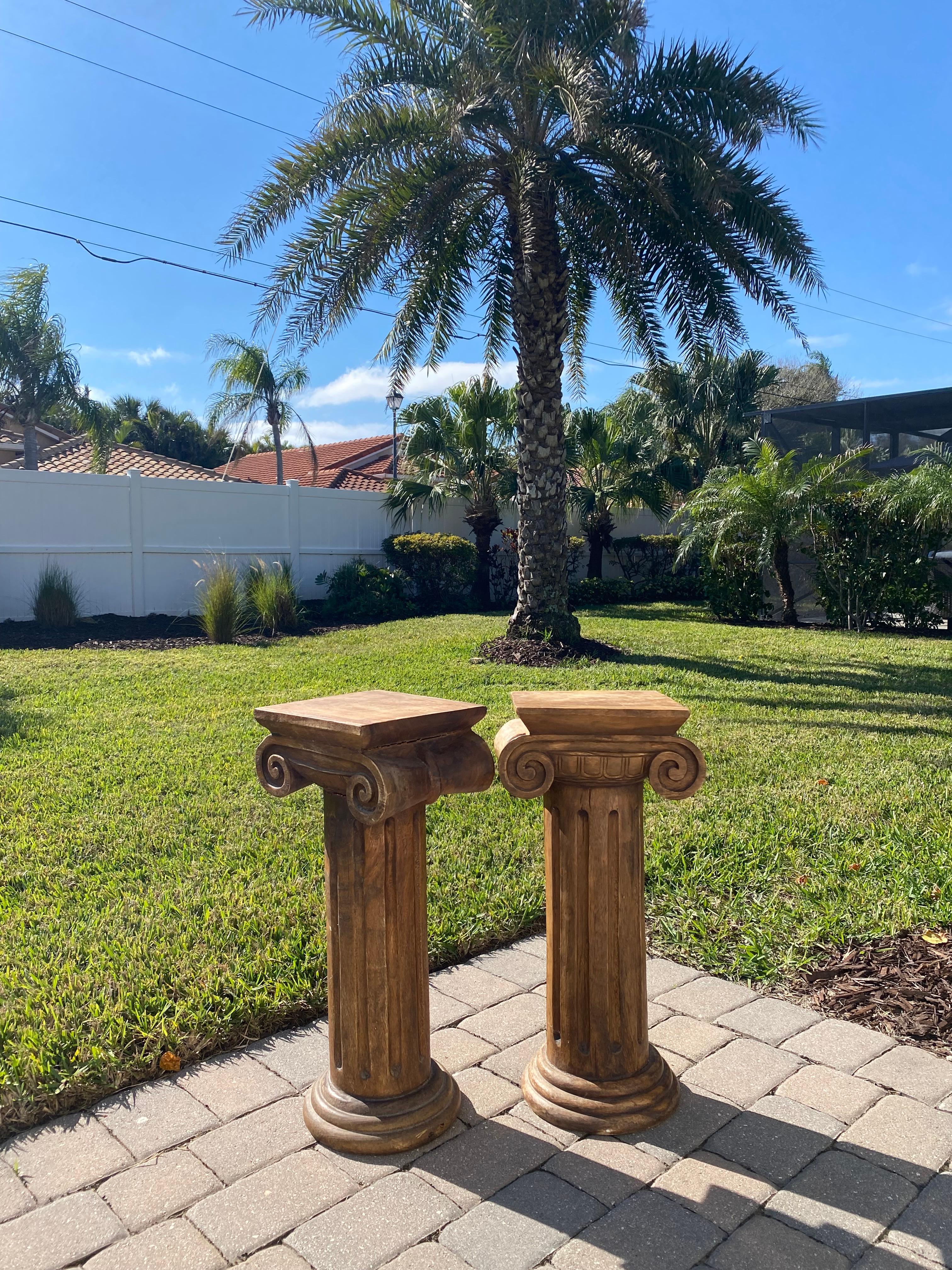 Par de Pedestales de Columna Jónica de Madera Maciza Tallada Rústico en venta