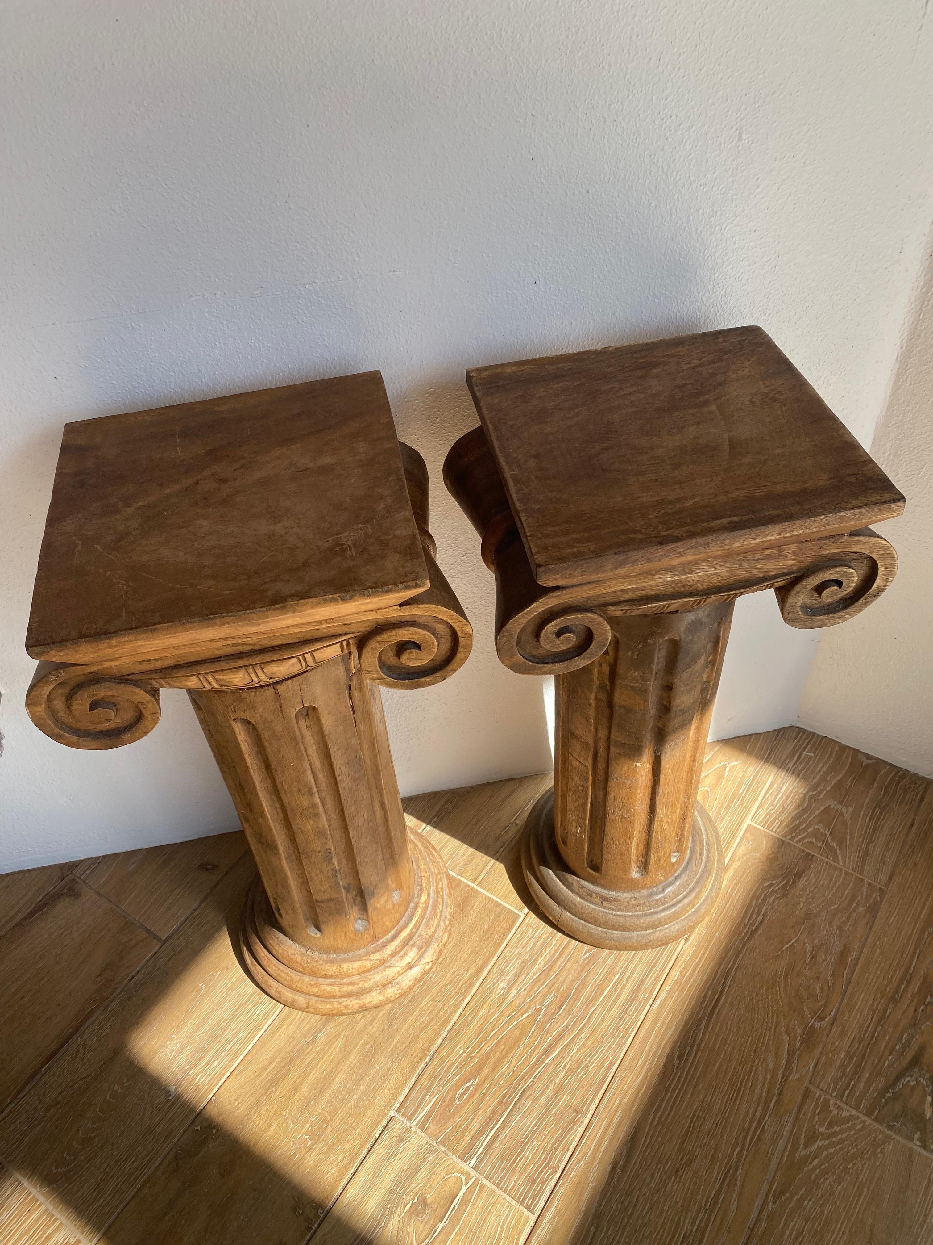 Par de Pedestales de Columna Jónica de Madera Maciza Tallada Desconocido en venta