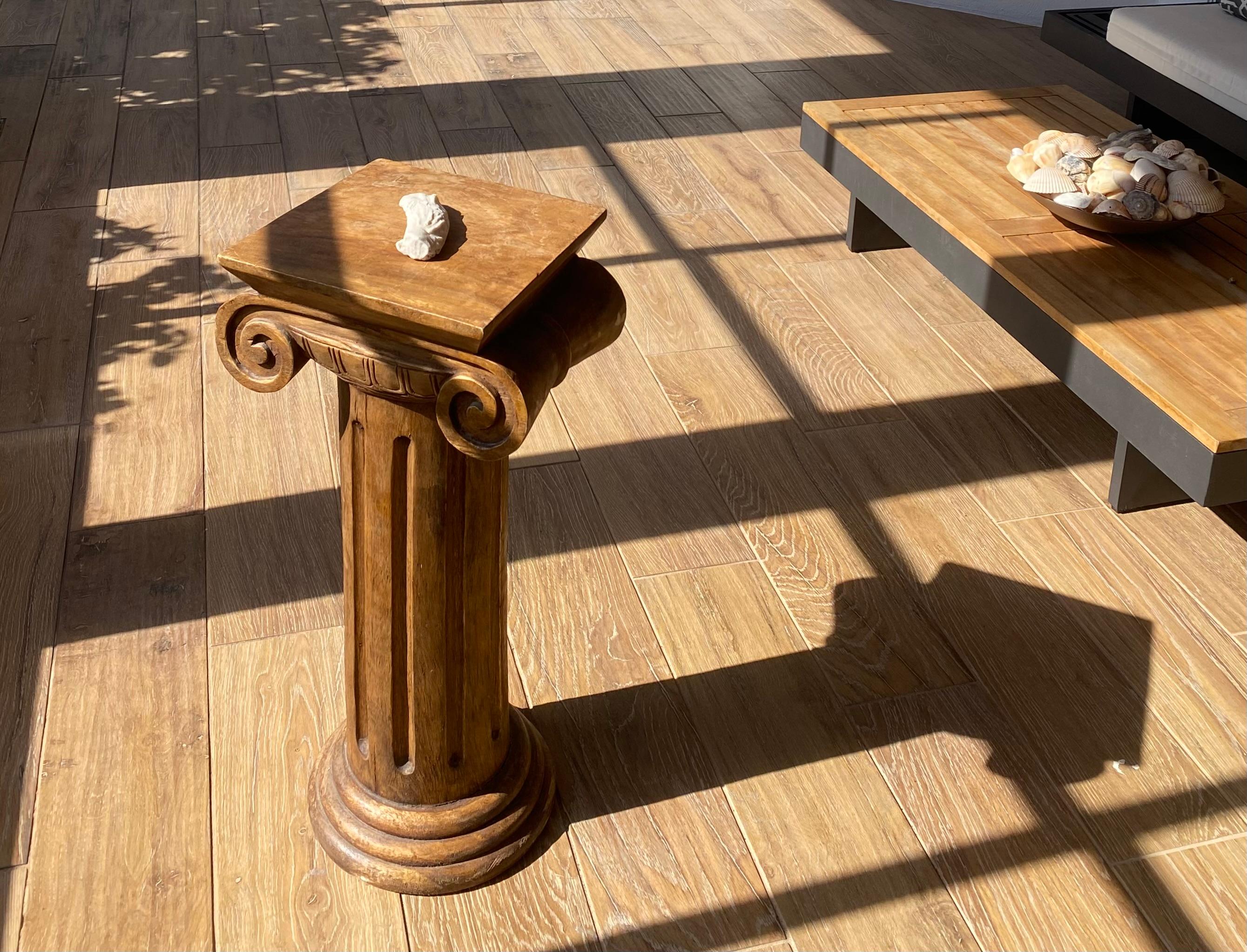 Par de Pedestales de Columna Jónica de Madera Maciza Tallada Tallado a mano en venta