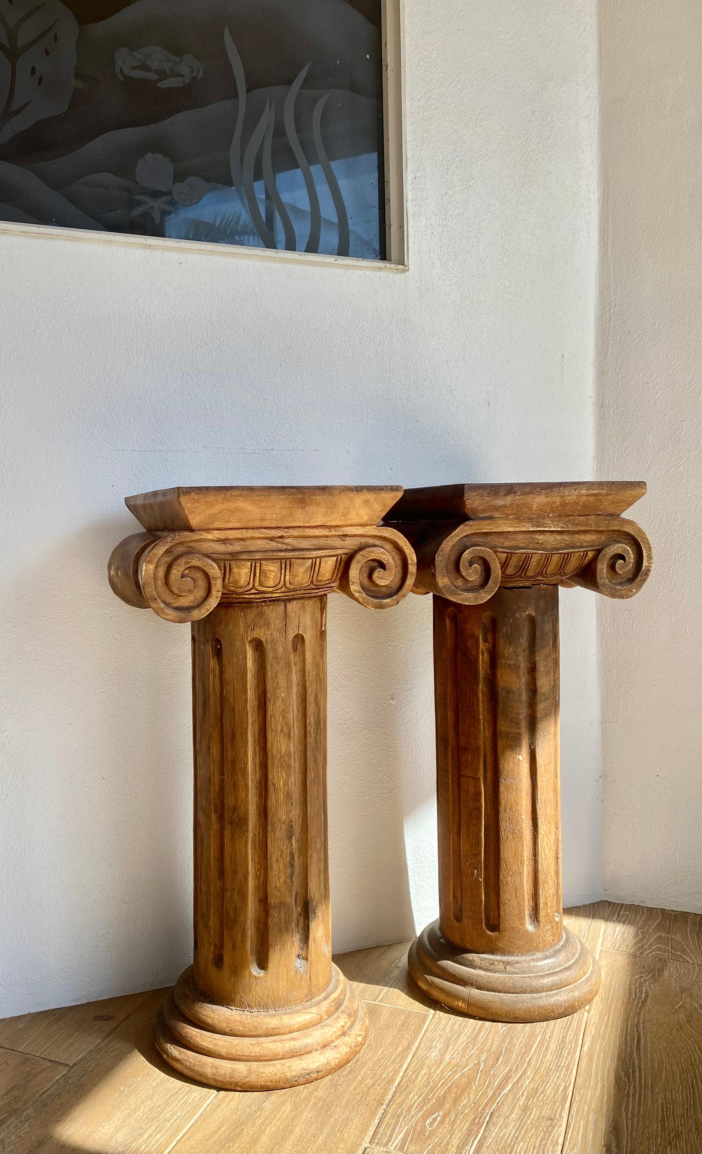 Par de Pedestales de Columna Jónica de Madera Maciza Tallada siglo XX en venta