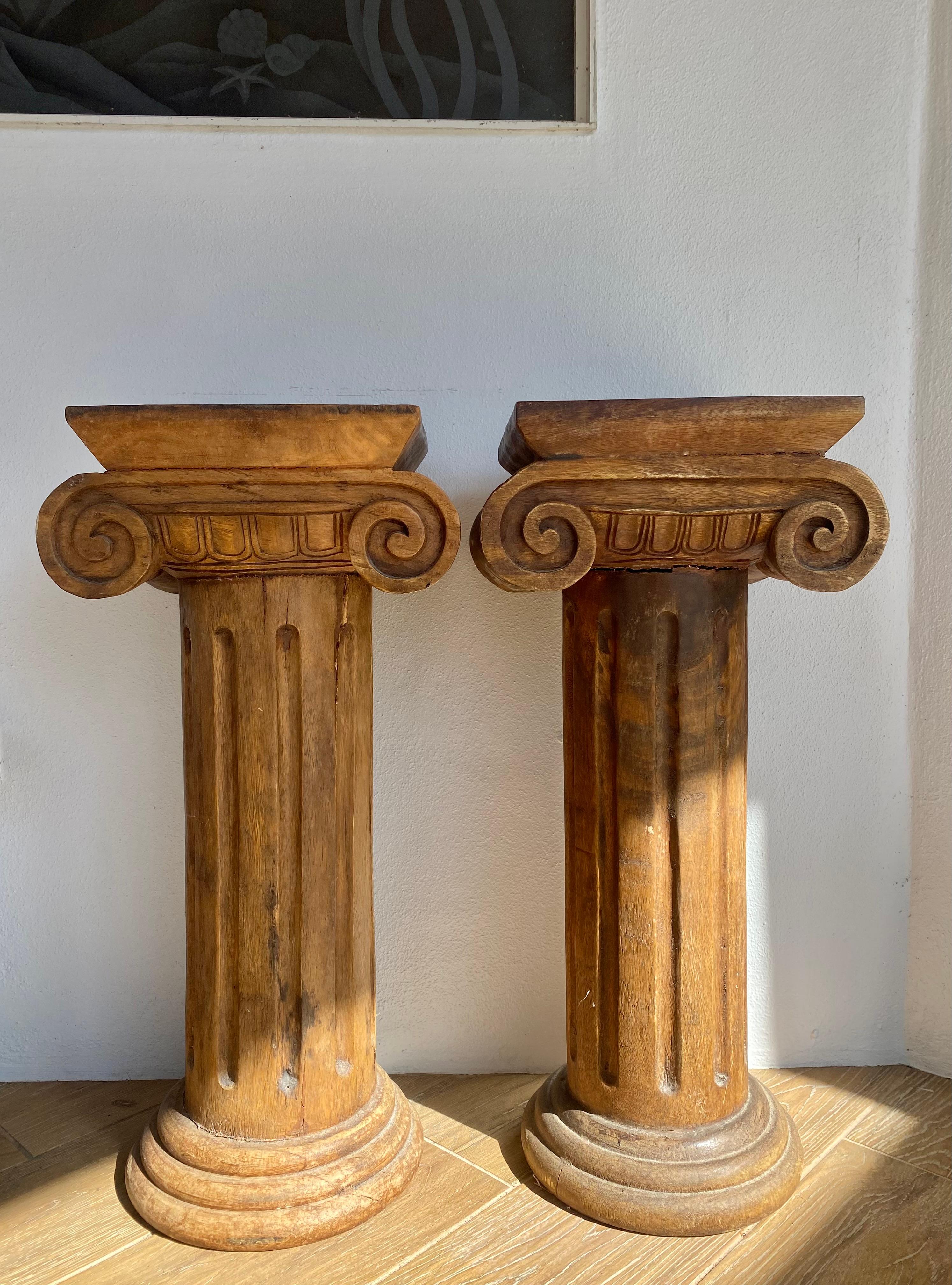 Par de Pedestales de Columna Jónica de Madera Maciza Tallada en venta 1