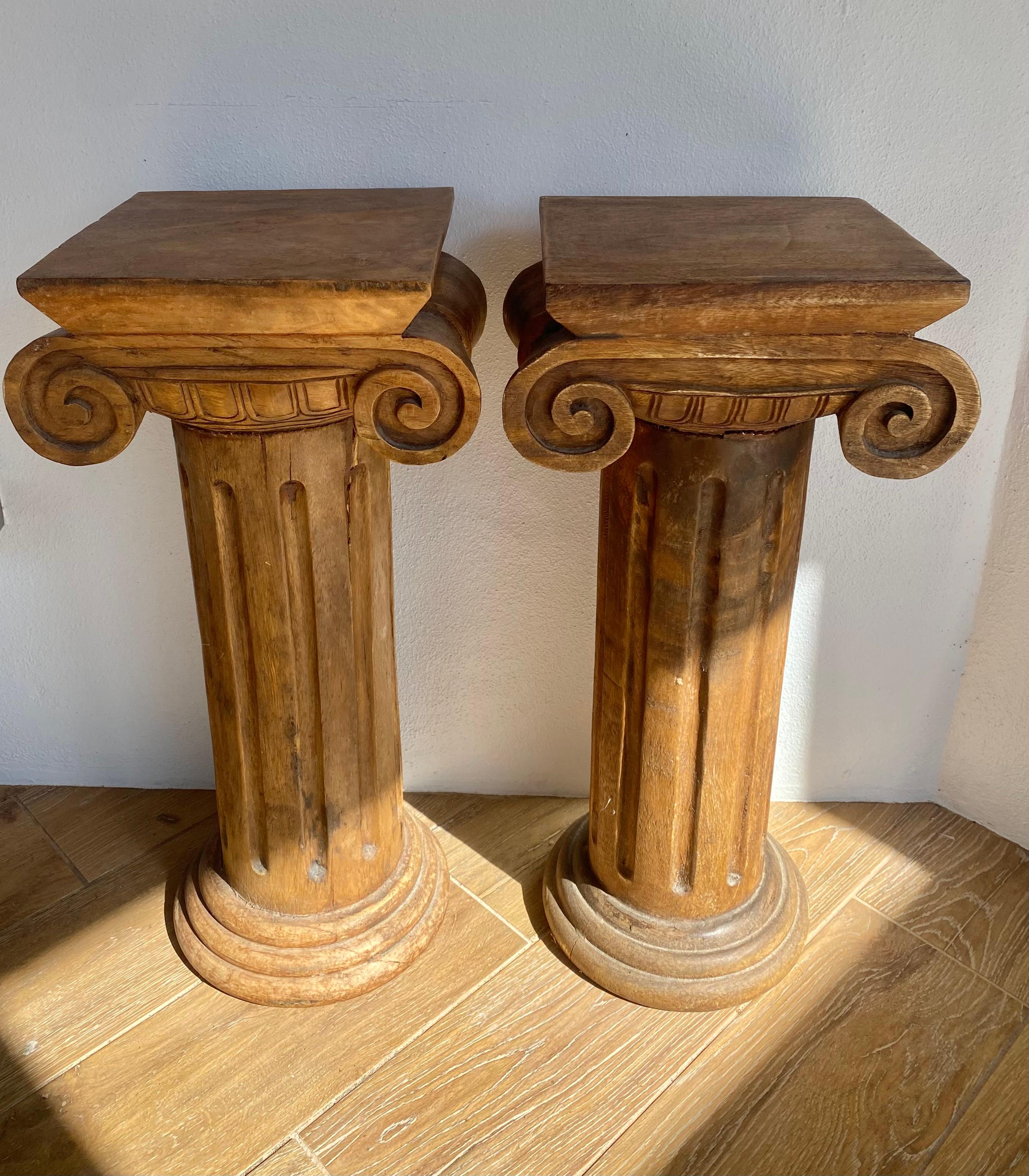 Par de Pedestales de Columna Jónica de Madera Maciza Tallada en venta 2