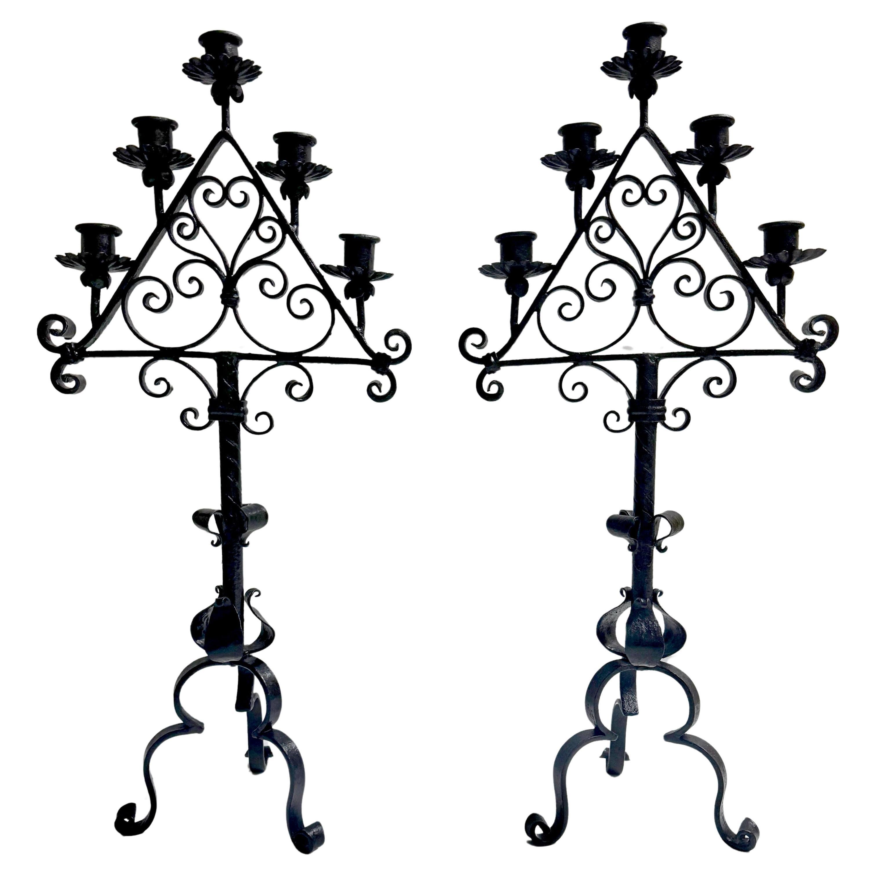 Paire de candélabres en fer forgé de style colonial espagnol, attribuée à Addison Mizner 
