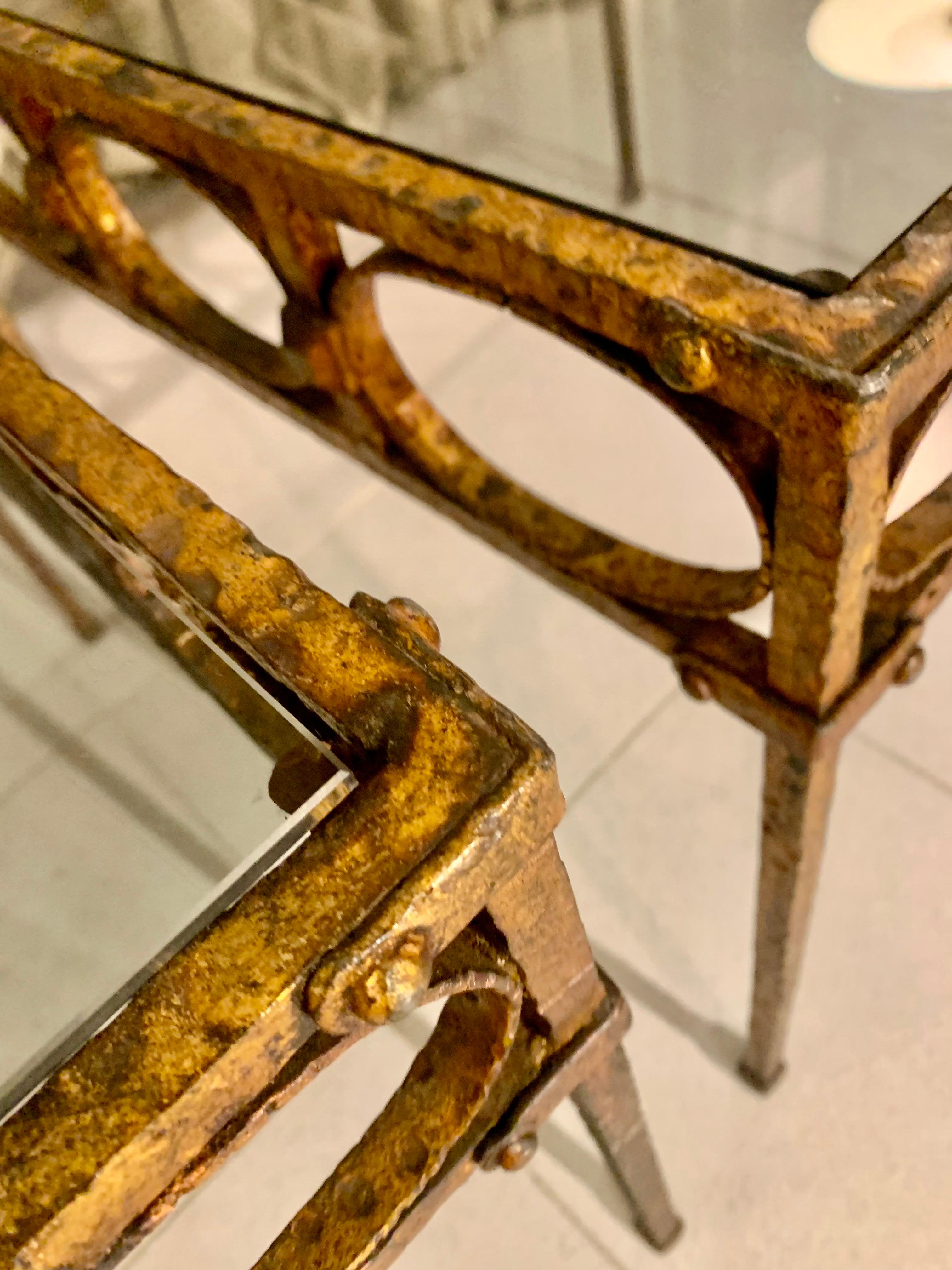 Paire de tables d'appoint espagnoles en fer à Hammer doré avec plateau en verre fumé en vente 8