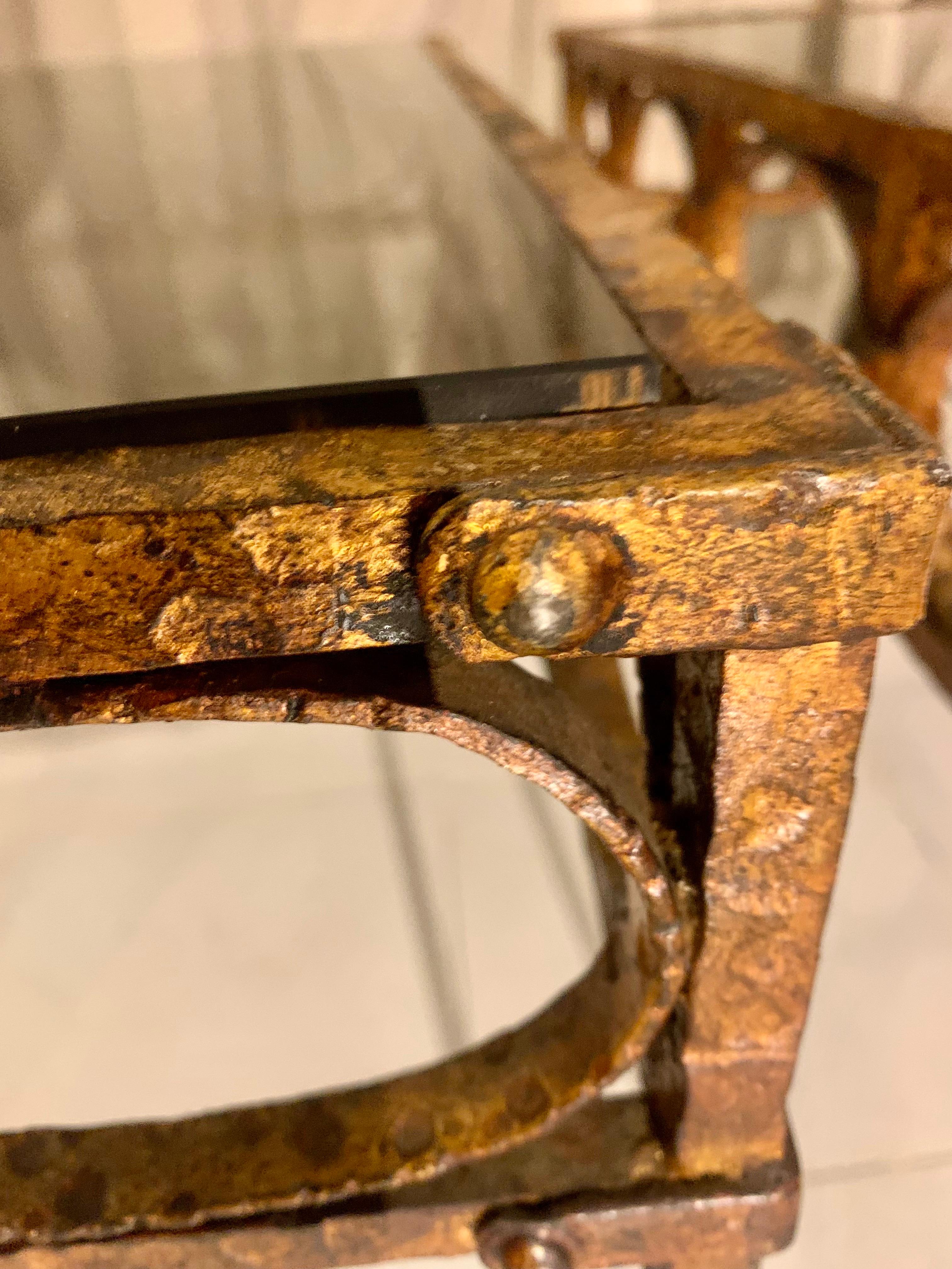 Paar spanische Beistelltische aus vergoldetem Hammer-Eisen mit Rauchglasplatte im Angebot 13