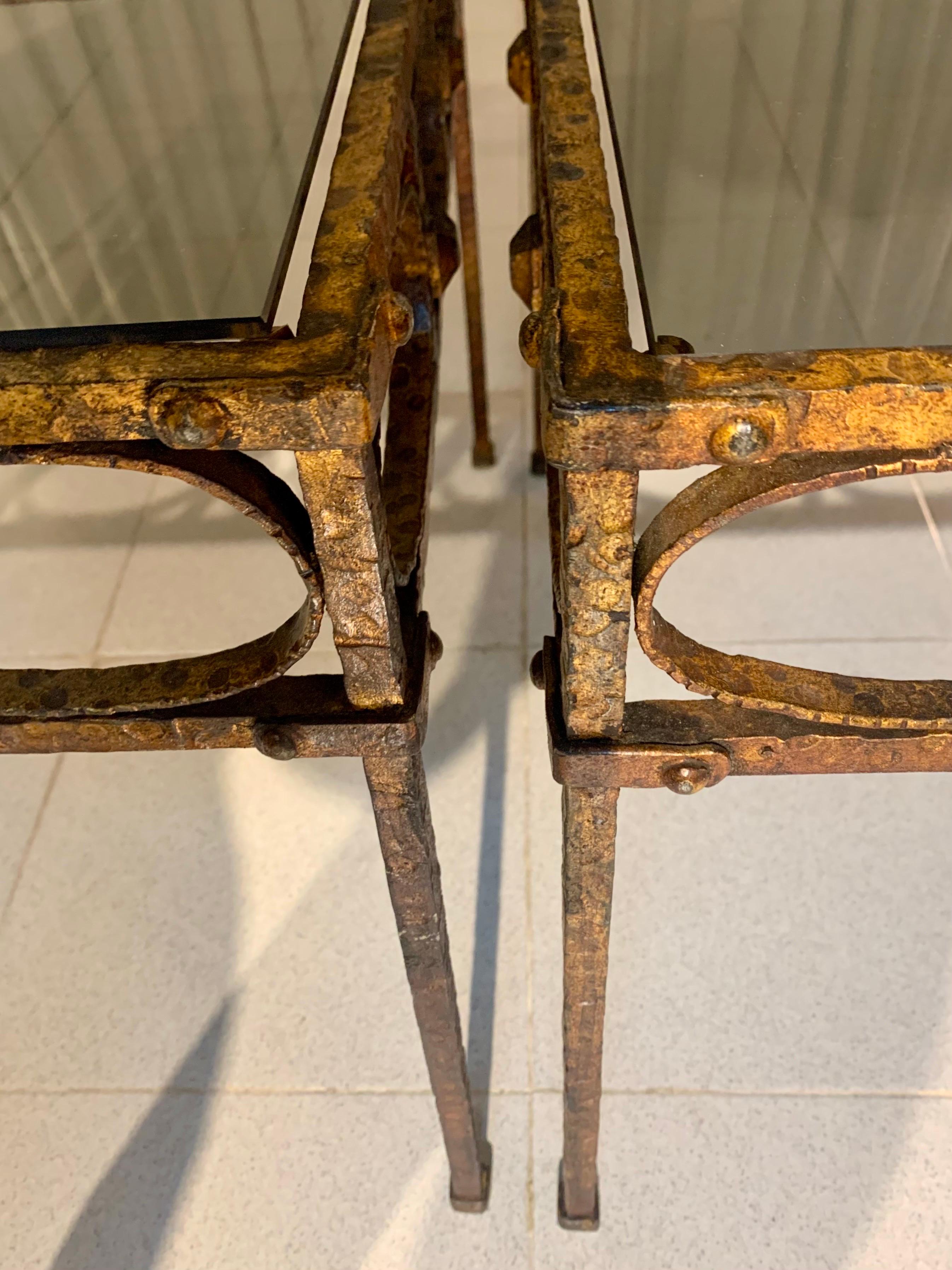 Paar spanische Beistelltische aus vergoldetem Hammer-Eisen mit Rauchglasplatte (Spanisch) im Angebot
