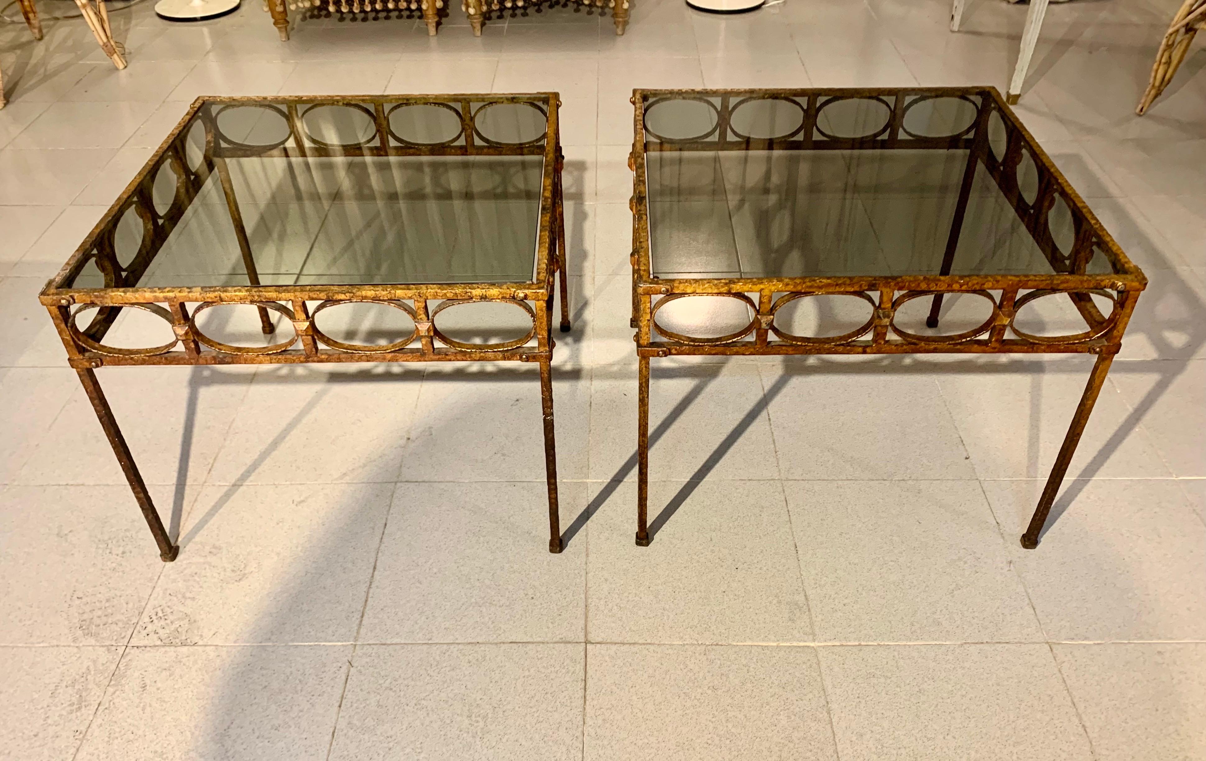 Paar spanische Beistelltische aus vergoldetem Hammer-Eisen mit Rauchglasplatte (20. Jahrhundert) im Angebot