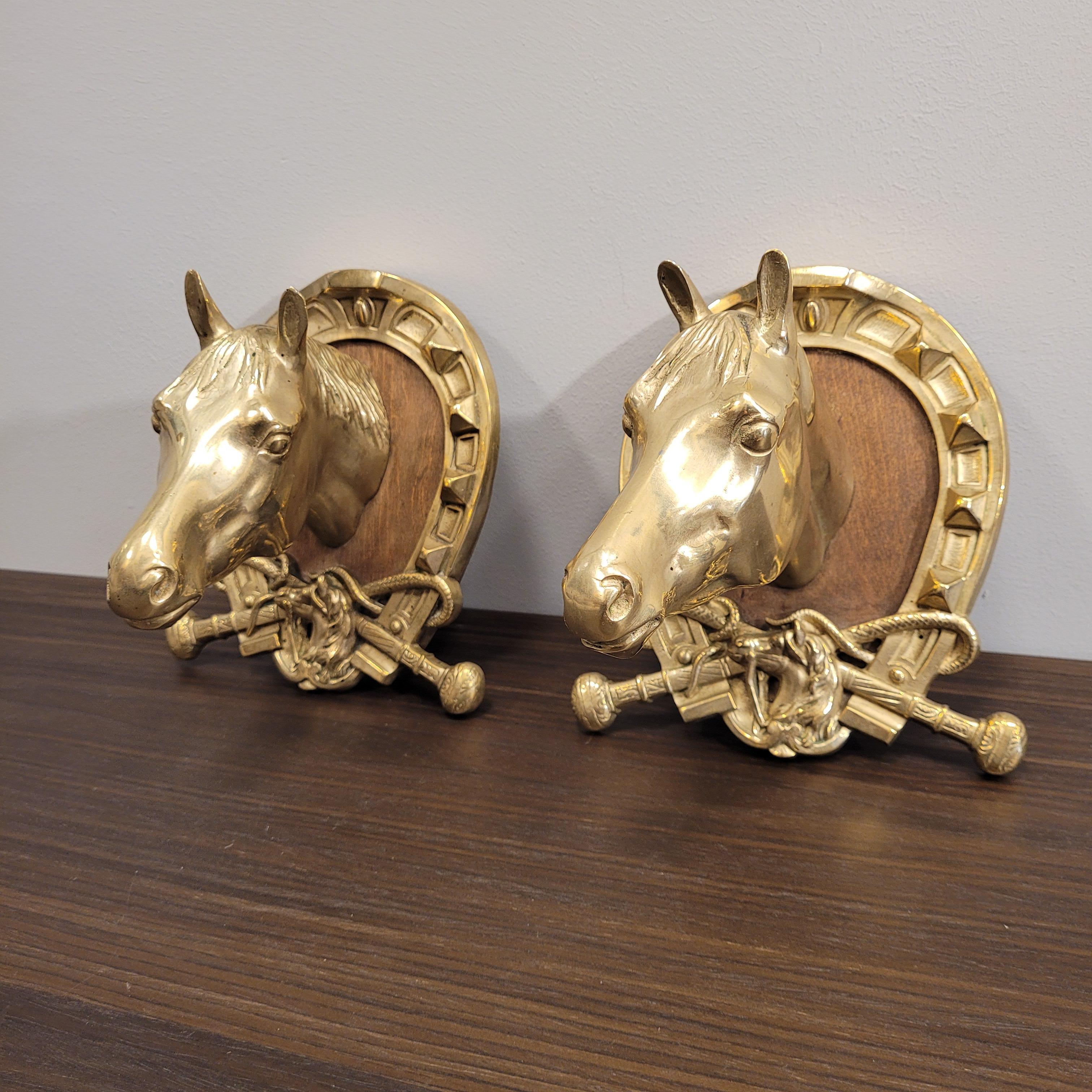 Paire de bustes de chevaux en bronze doré de style Hermès 8
