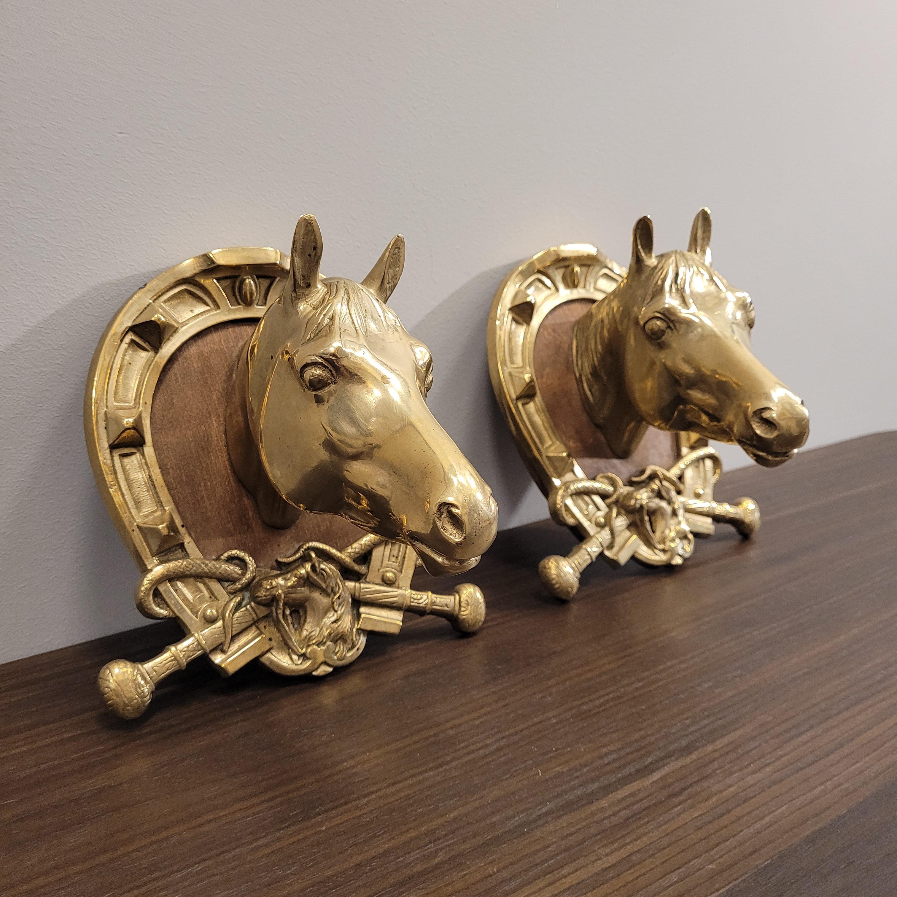 Paar spanische Goldbronze-Pferdebüsten mit Pferden im Stil von Hermes 11