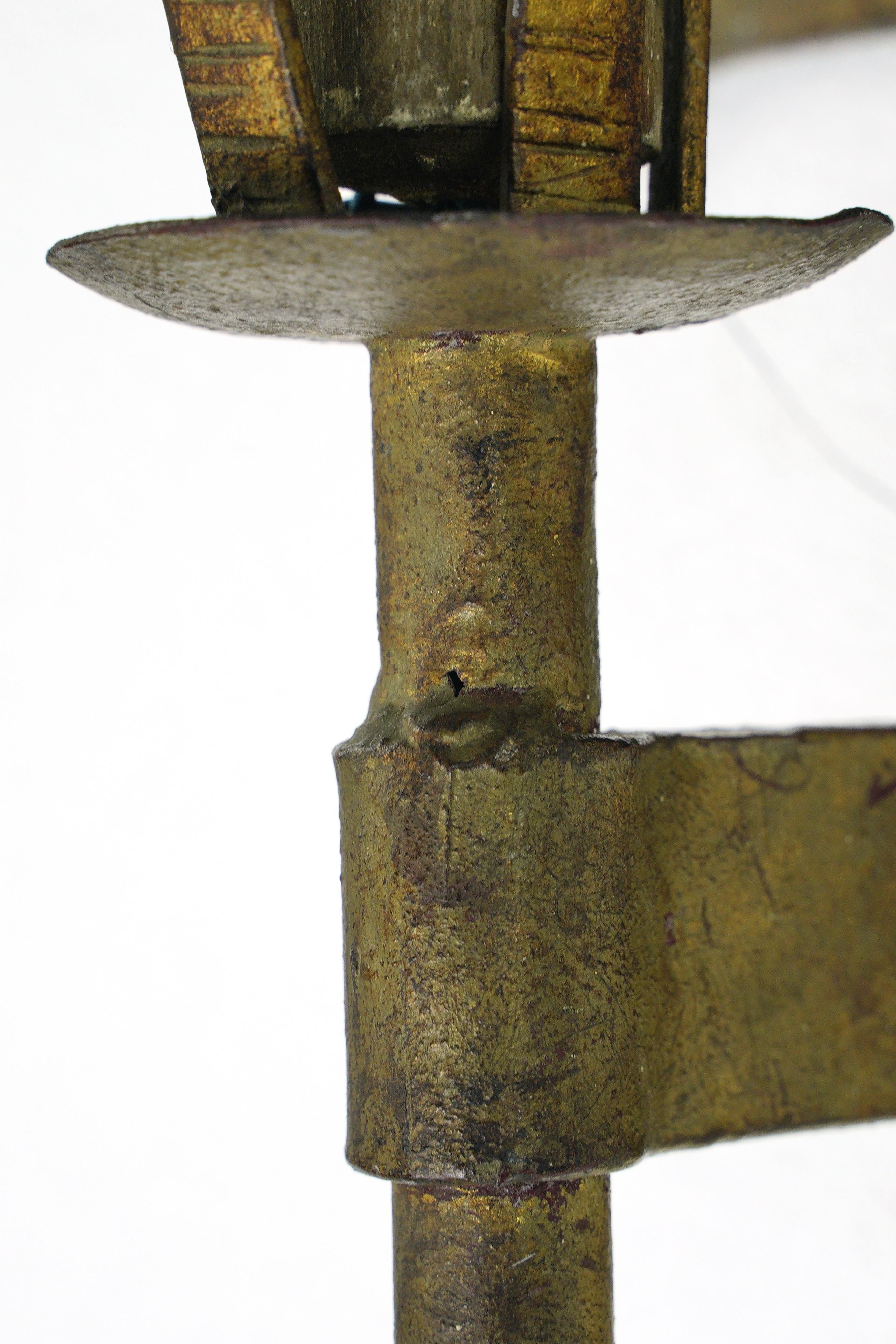 Coppia di lampade da parete in acciaio con finitura in bronzo in stile Revival spagnolo in vendita 7