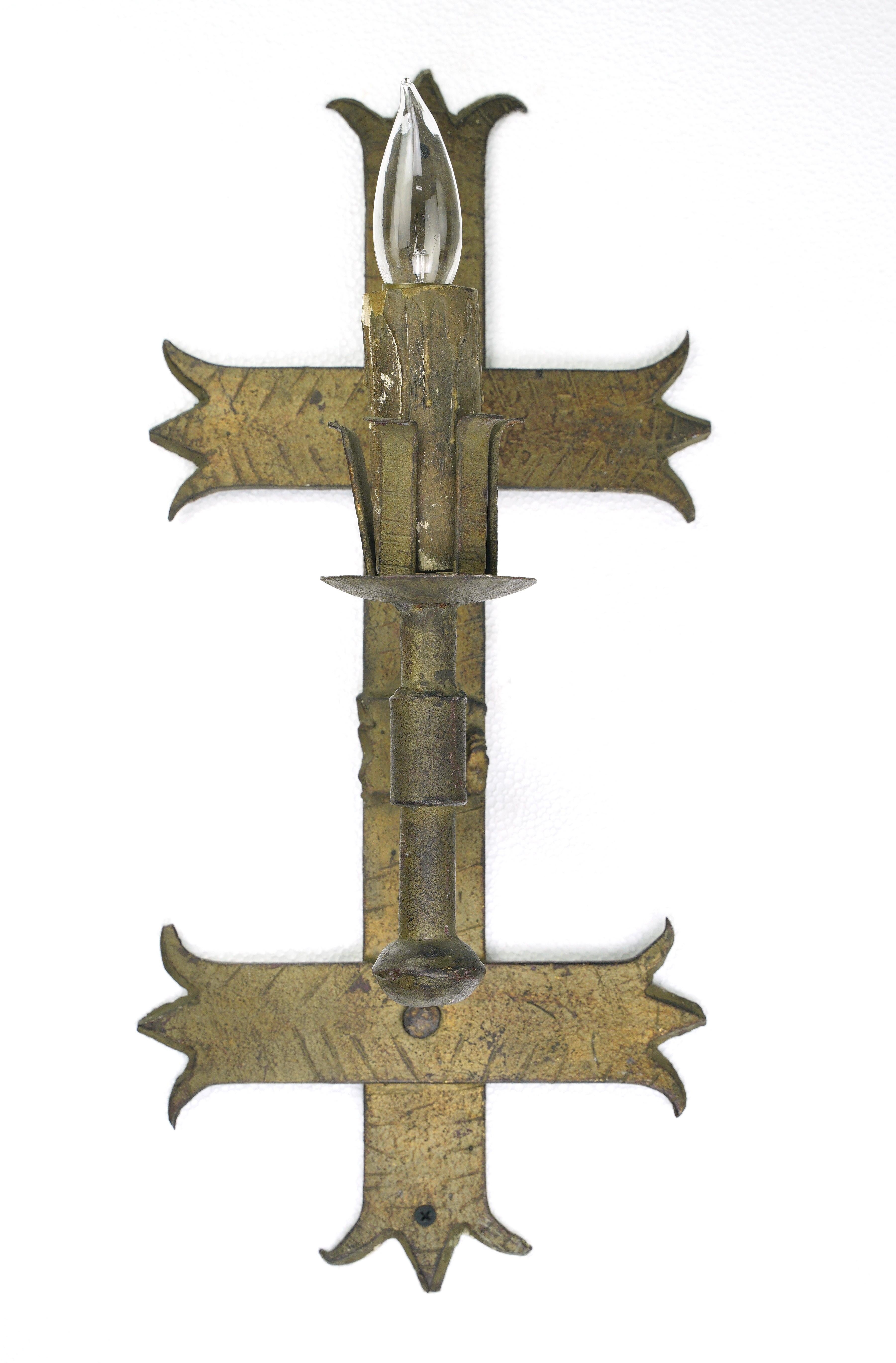 L'intricato design di queste applique si ispira allo stile Spanish Revival, con acciaio rifinito in bronzo che aggiunge un tocco di eleganza senza tempo. Con un solo braccio per ogni applique, forniscono una calda illuminazione d'ambiente. Queste