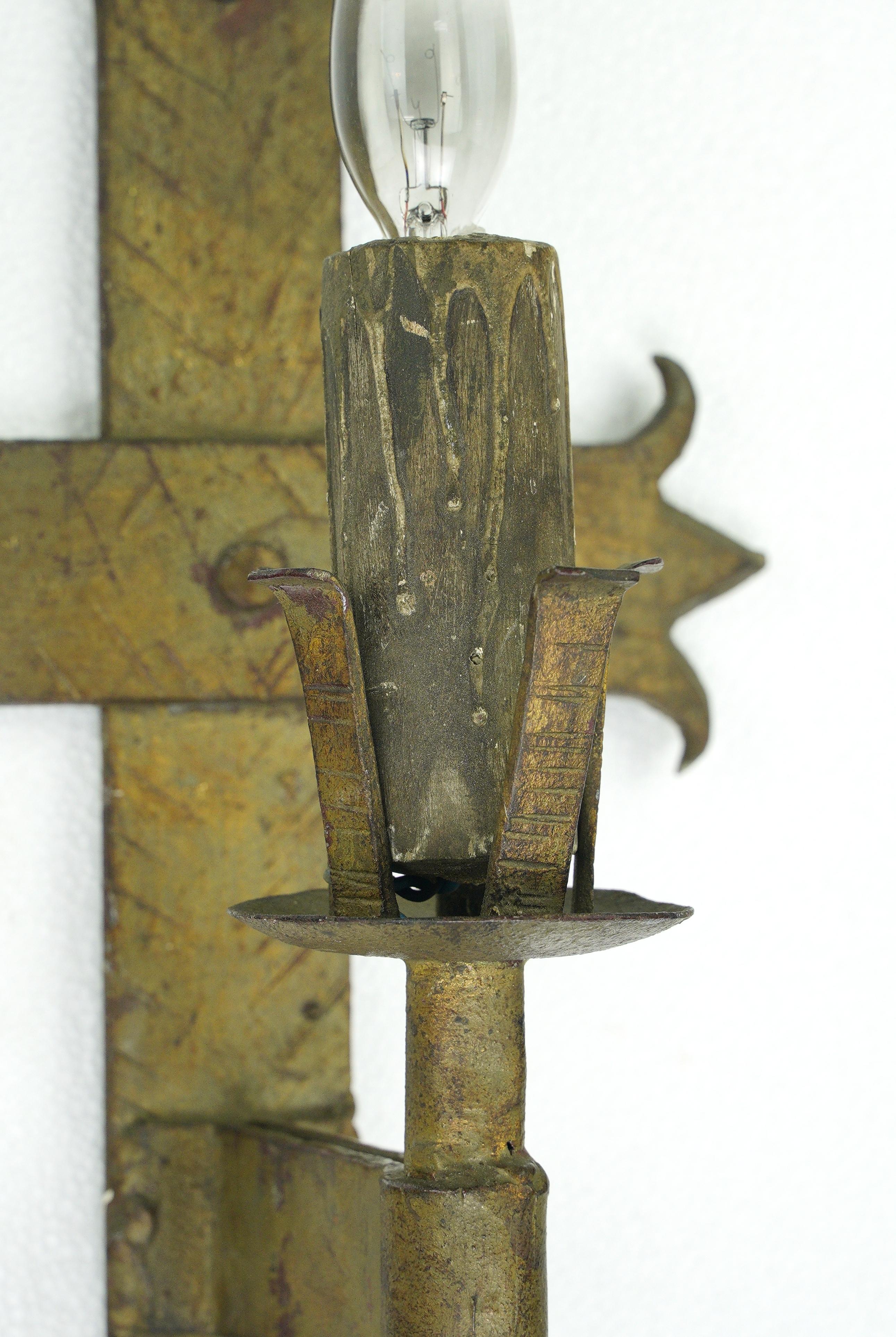 Coppia di lampade da parete in acciaio con finitura in bronzo in stile Revival spagnolo in vendita 4