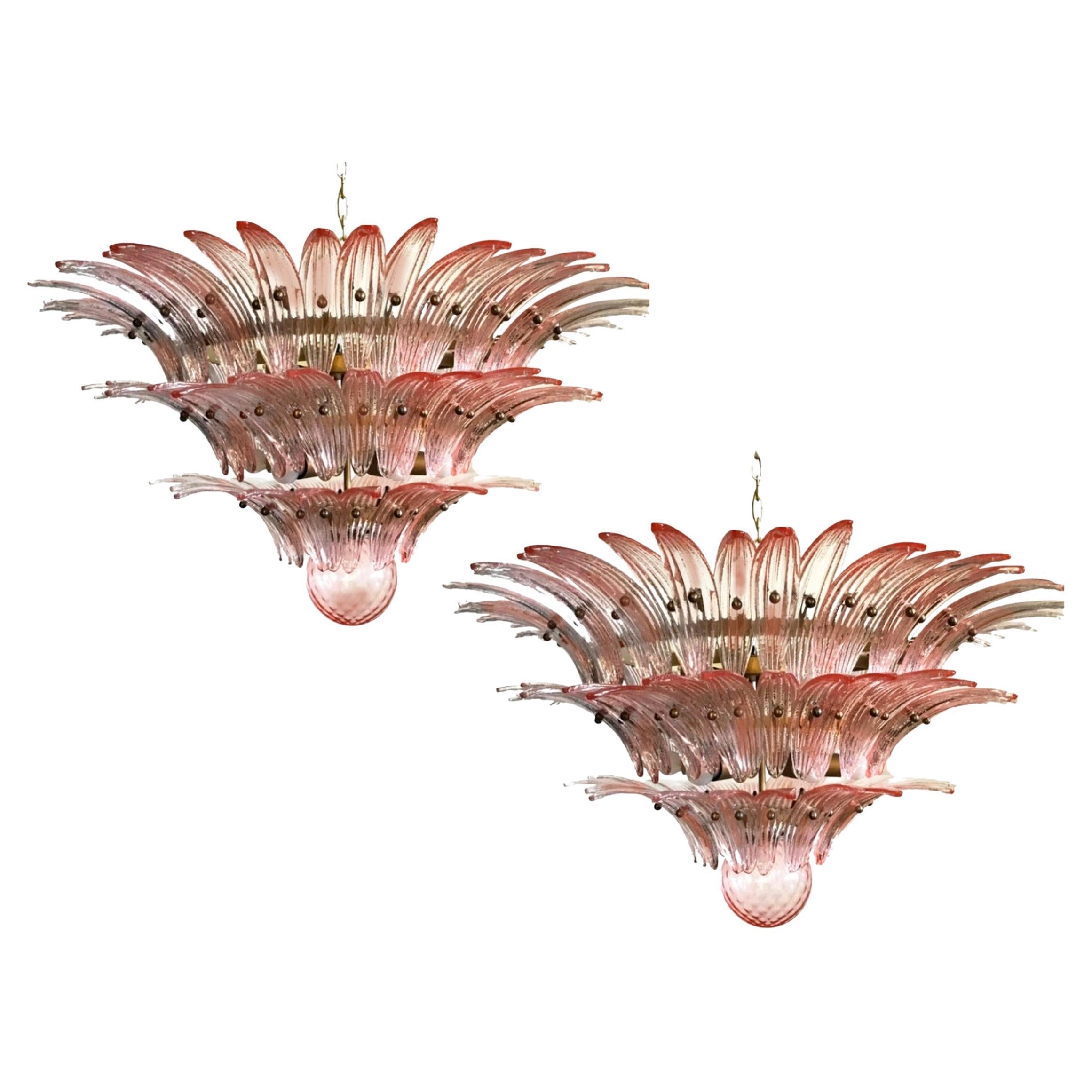 Paire de spectaculaires lustres en verre rose. Murano