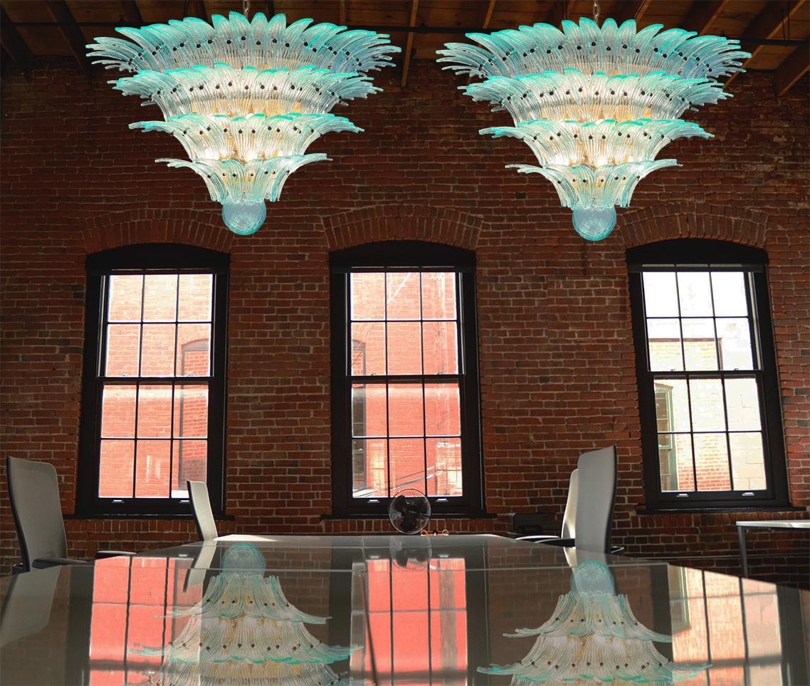 Pareja de lámparas de techo Palmette realizadas con 160 vidrios turquesa de Murano en un marco de metal dorado. Vidrio soplado de Murano de forma tradicional. Estructura de metal dorado.
Periodo: finales del siglo XX
Dimensiones: 140 cm de altura