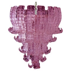 Spectaculaire lustre vénitien en verre rose. Murano