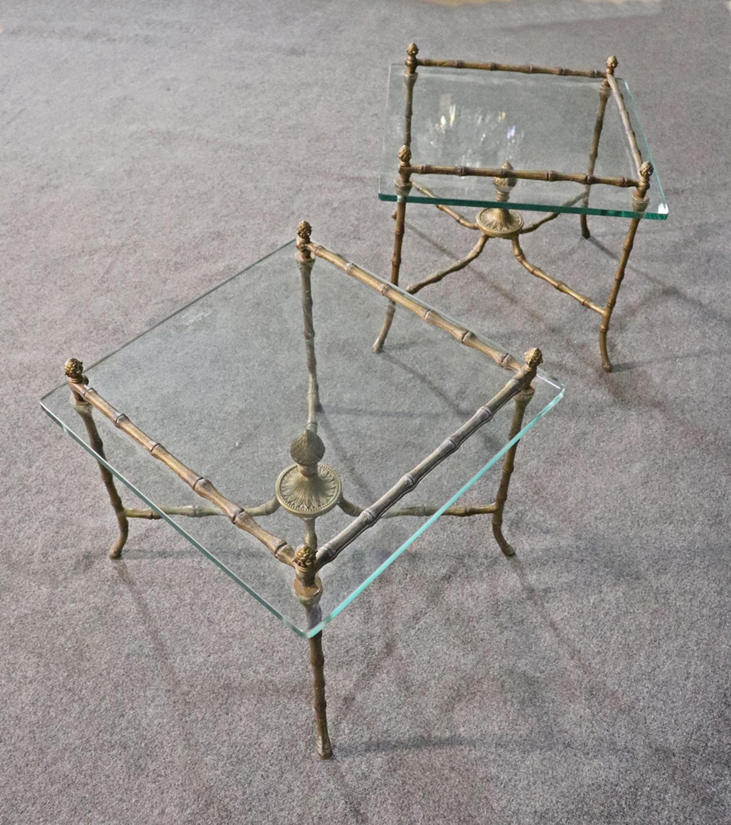 Paar quadratische Tische aus Glas und Bronze im Bagues-Stil mit Bambusimitat, um 1960 (Hollywood Regency) im Angebot