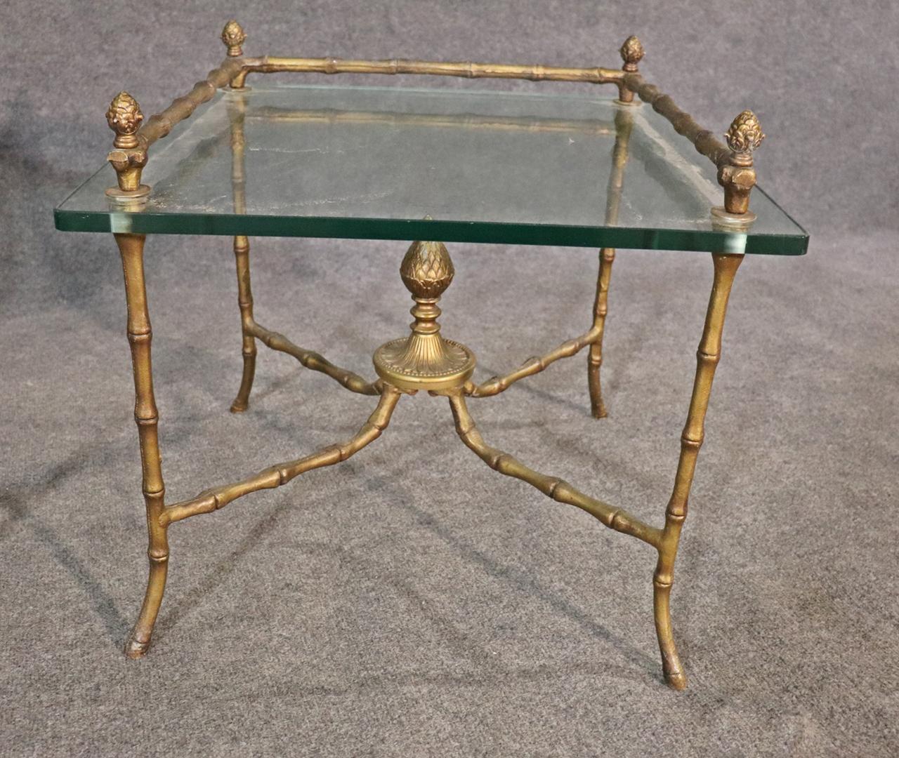 Paar quadratische Tische aus Glas und Bronze im Bagues-Stil mit Bambusimitat, um 1960 im Angebot 3