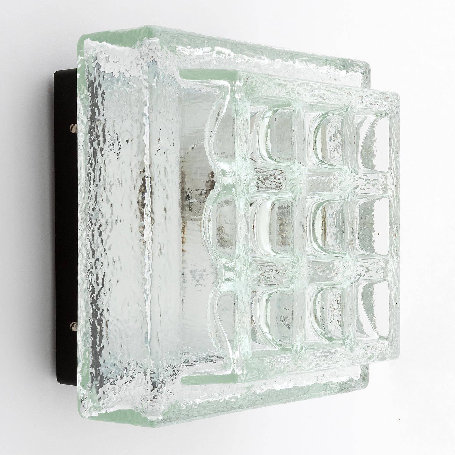 Ein Paar quadratische Limburg-Wandleuchten, Einbaubeleuchtung, strukturiertes Glas, schwarzes Metall (Deutsch) im Angebot