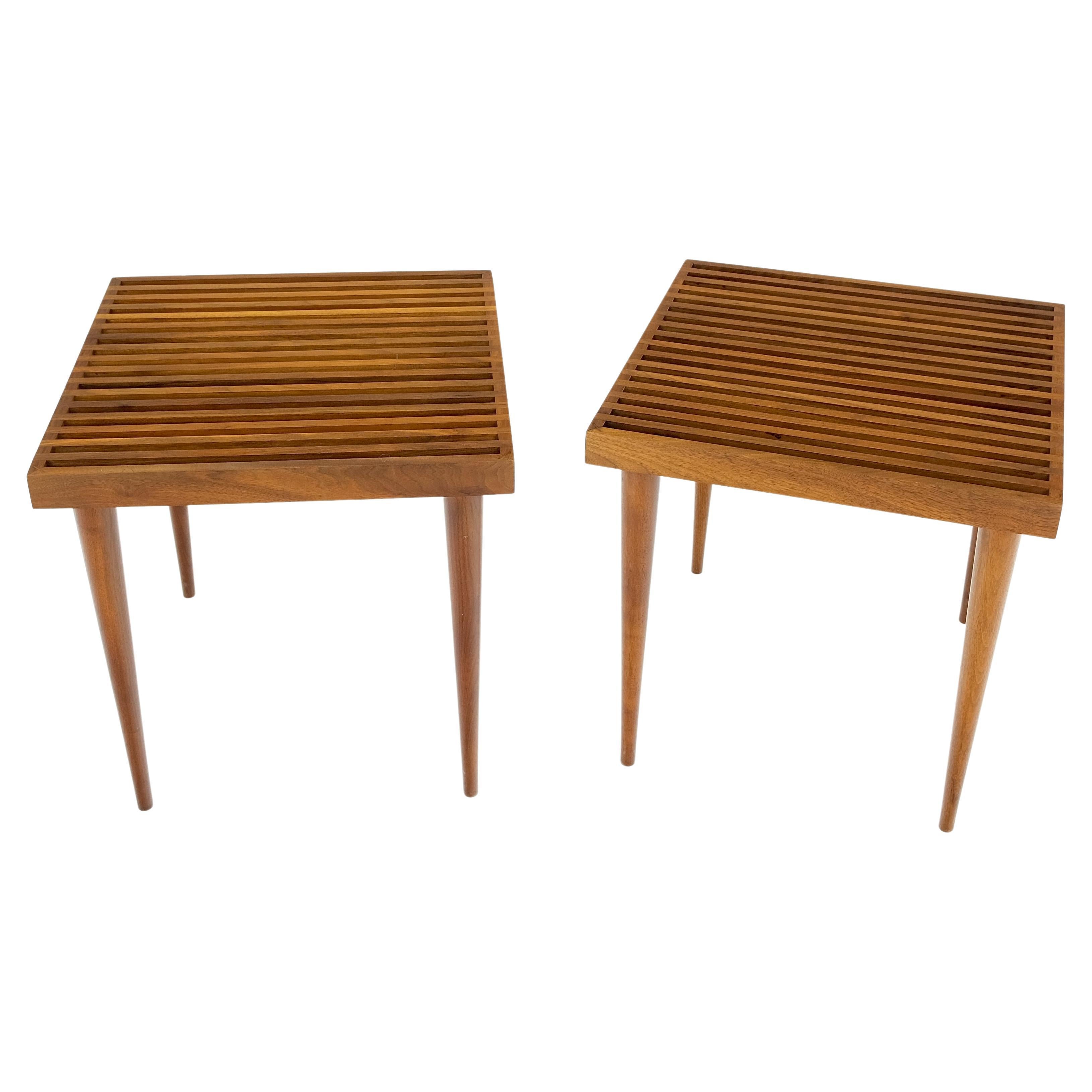 Paire de carrés  Mel Smilow Slatted Noyer massif  Bancs d'appoint modernes MINT ! en vente