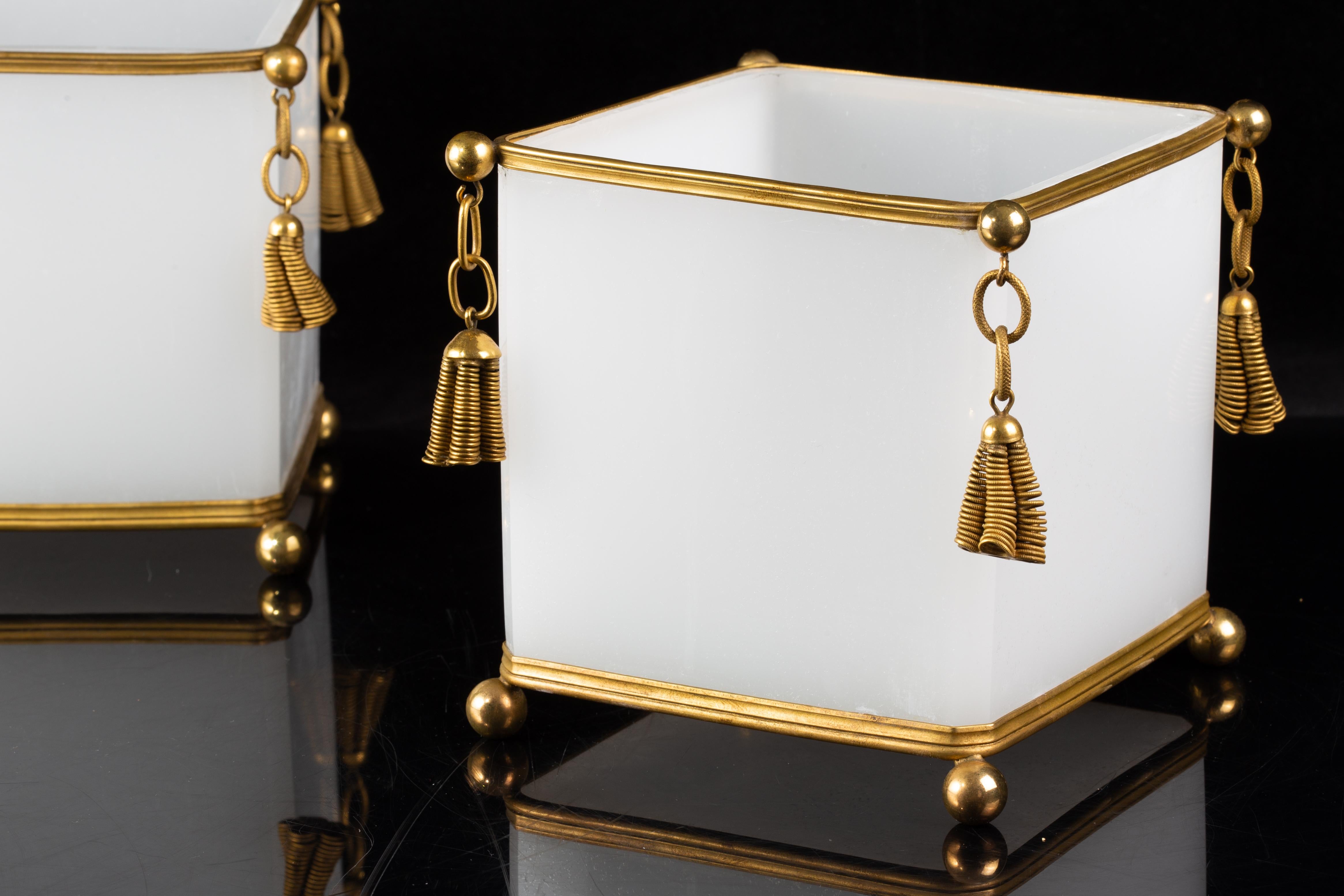 Paire de Jardinières Baccarat de forme carrée en opaline blanche avec glands en bronze doré en vente 2