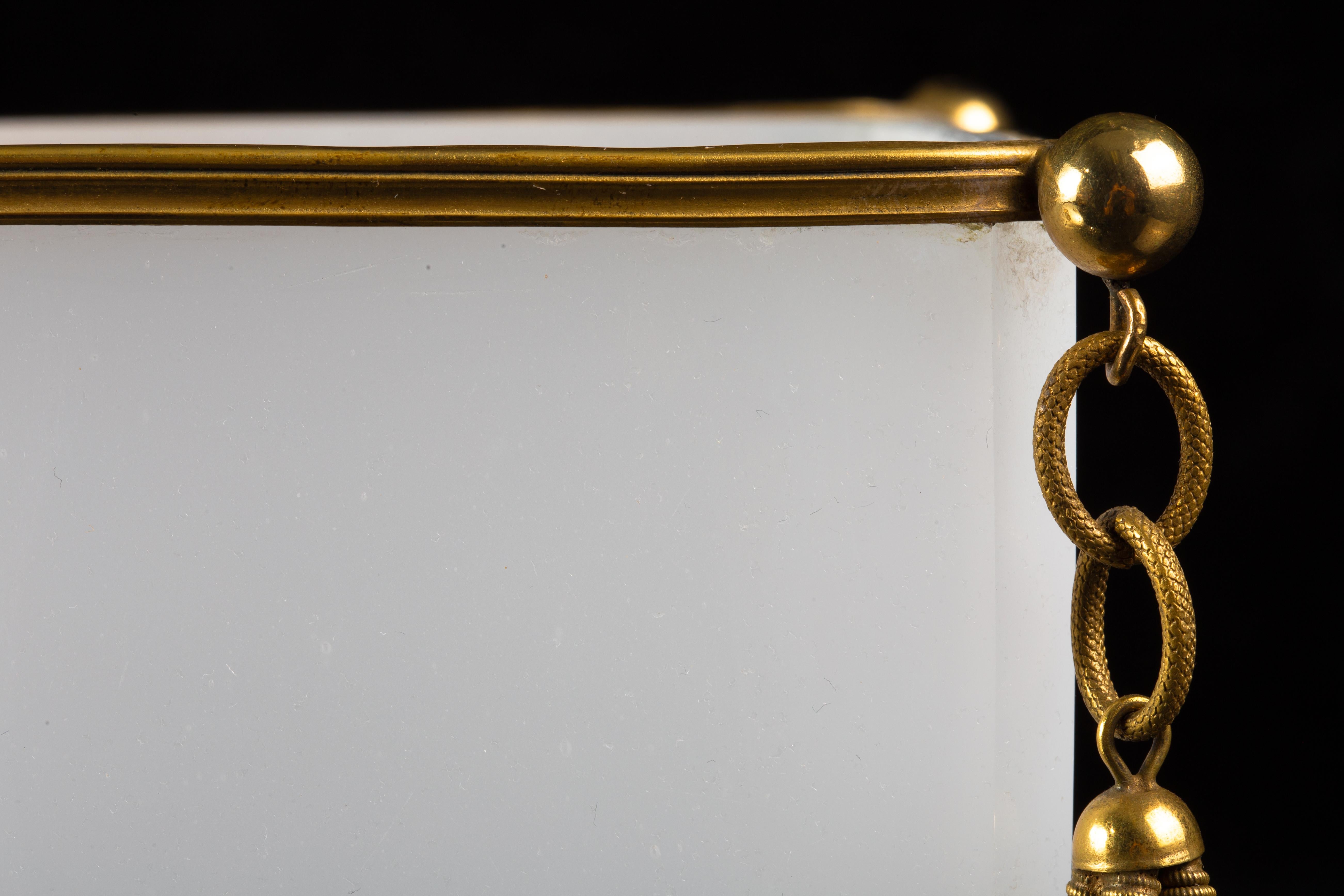 Paire de Jardinières Baccarat de forme carrée en opaline blanche avec glands en bronze doré en vente 3