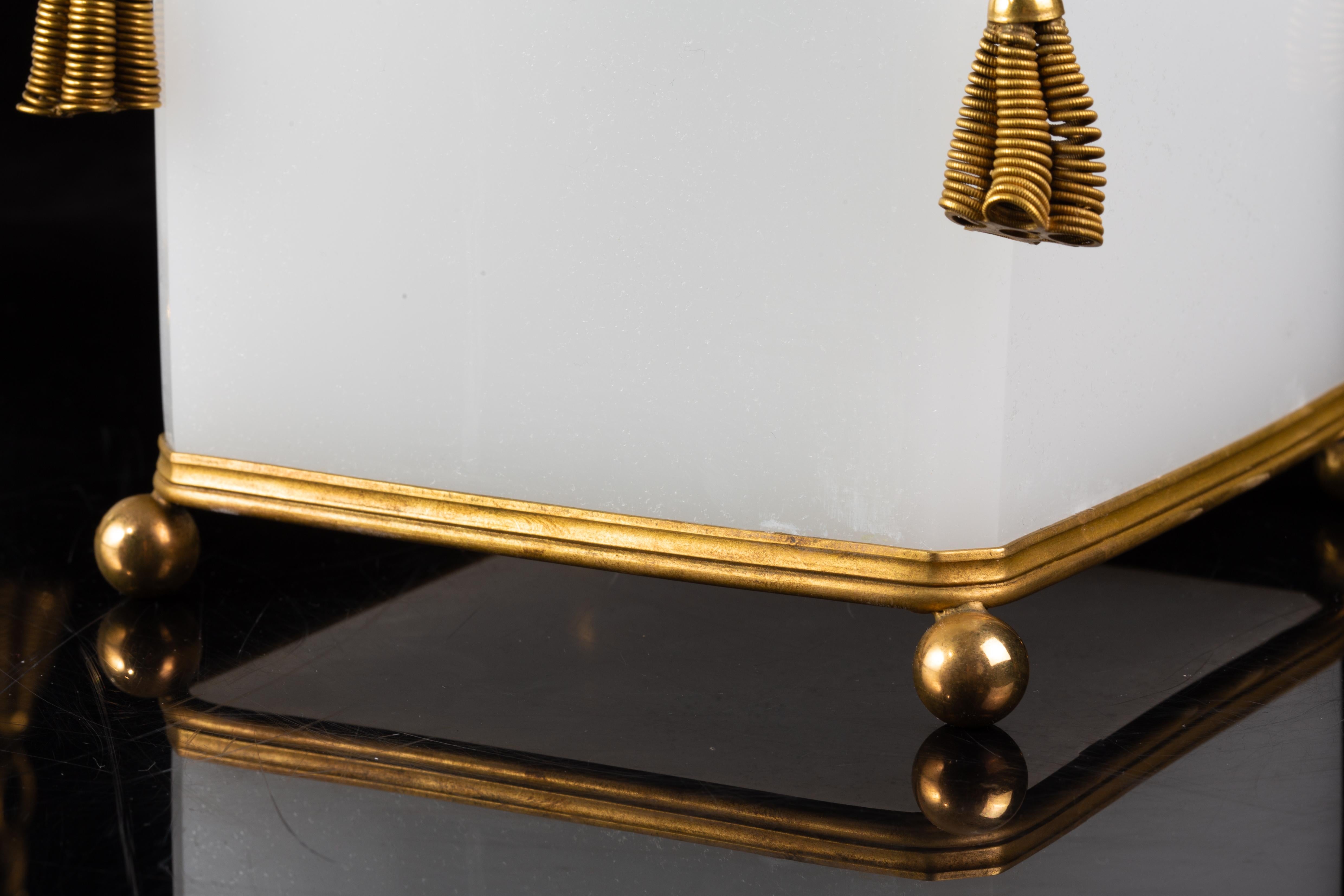 Paire de Jardinières Baccarat de forme carrée en opaline blanche avec glands en bronze doré en vente 4