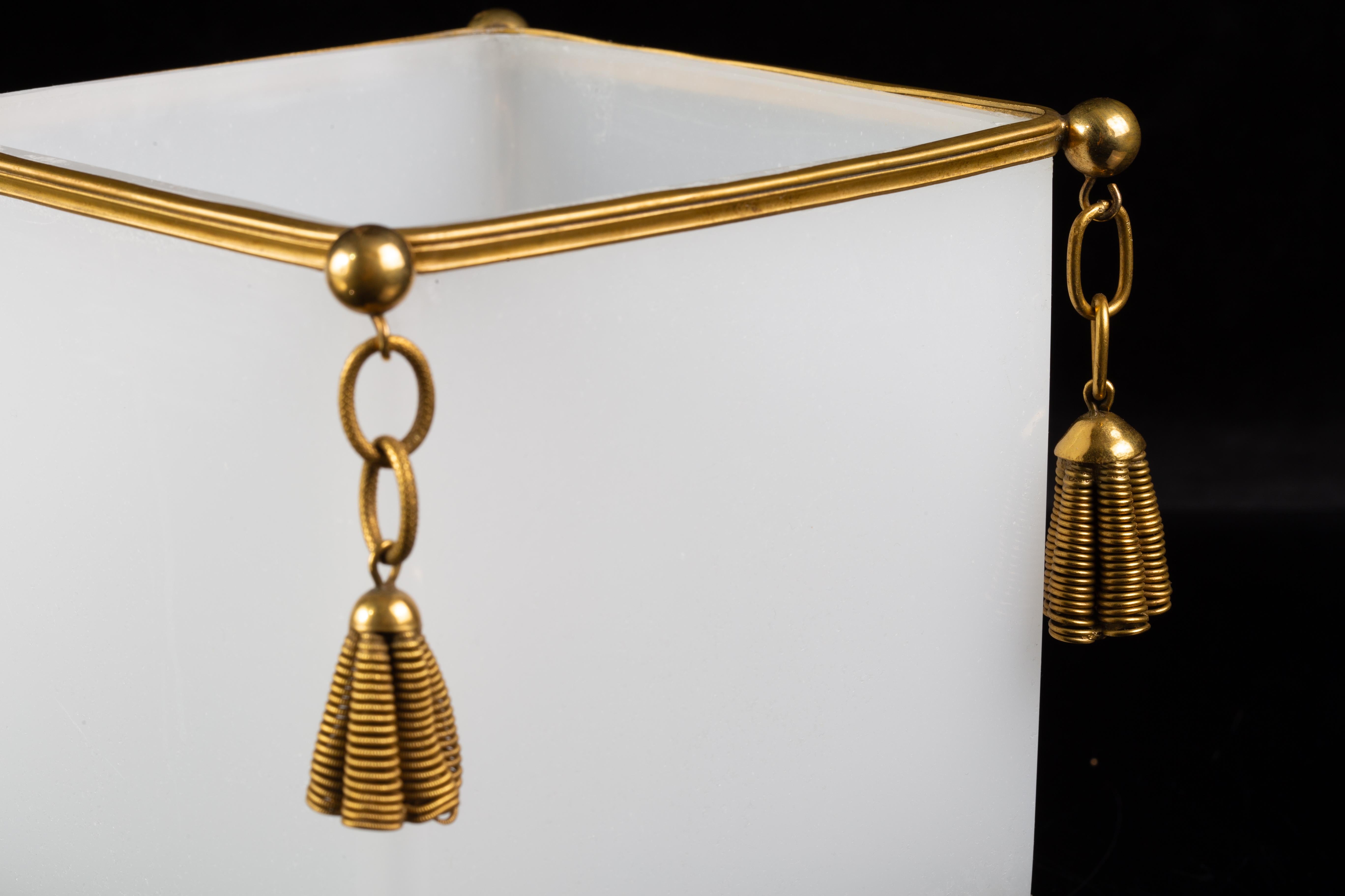 Paire de Jardinières Baccarat de forme carrée en opaline blanche avec glands en bronze doré en vente 5